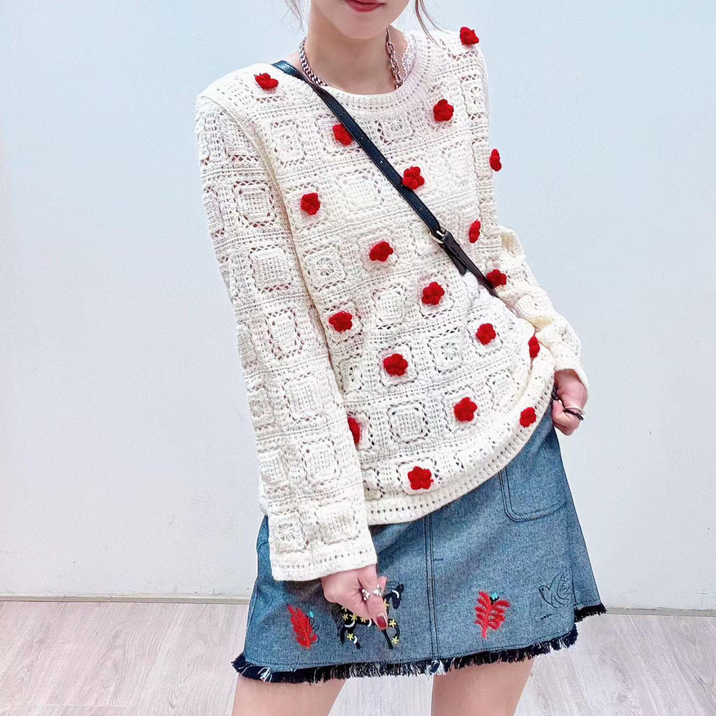 紅色花梨鏤空針織衫