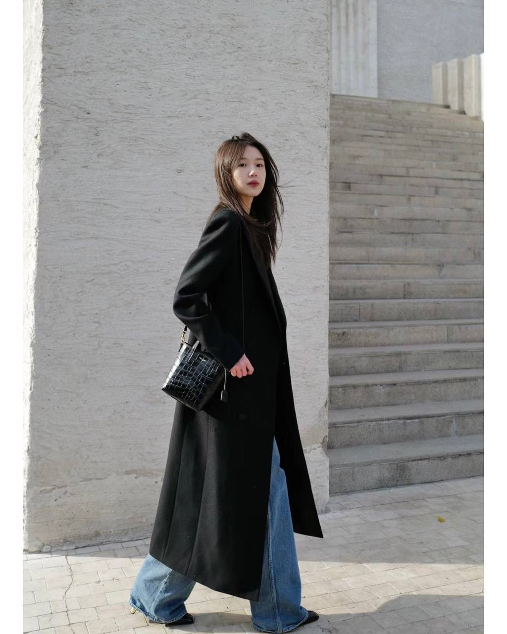 ys1 mini tote鳄鱼纹🐊 这只包在mini包中一定有它的一席之地 第一，它包身够小够可爱 第二，它容量够大够能装 第三，它鳄鱼纹压纹够抗造 就冲这三点，几乎没有哪个小可爱能打得过它 小手提➕可拆卸肩带的设计在实背性上也更出挑 没有槽点的小可爱，我超爱！！ 必须zp开发的啦，相似度看对比图！ 质量就请放心的交给我们哈！ 鳄鱼纹：18×17×8cm712367m