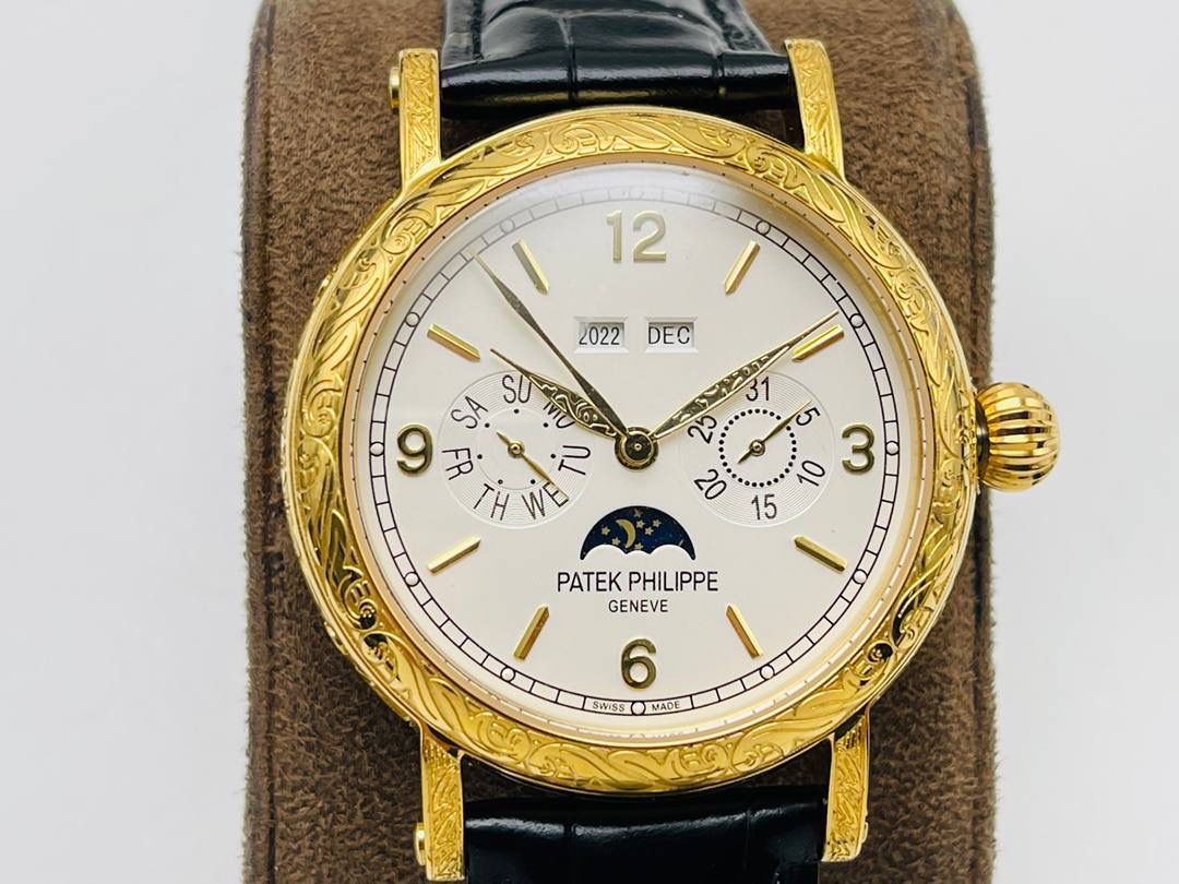 经典再续 百达翡丽古典表系列——5296-001．铂金V4升级版🤩😍细节方面： 1⃣️全新904L打造整体壳套，完善表壳细节，提升打磨质量，独家还原出正品的完美比例和特有质感。日历窗口改大小与正品一致，而非普通正常窗口！ 2⃣️刻度，指针采用最新的贵金属电镀技术加持，效果更佳出彩！ 3⃣️“锅盖型”微凸蓝宝表镜，版型与正品一致，效果通透，辨时清晰。 4⃣️【引领一体机时代】采用定制版Cal.9015改324机芯，超薄稳定性强！ 5⃣️【表带】经典意大利小牛皮表带，纹路清晰，质感上乘。针式表扣打磨齐整光亮，通用原装无压力。