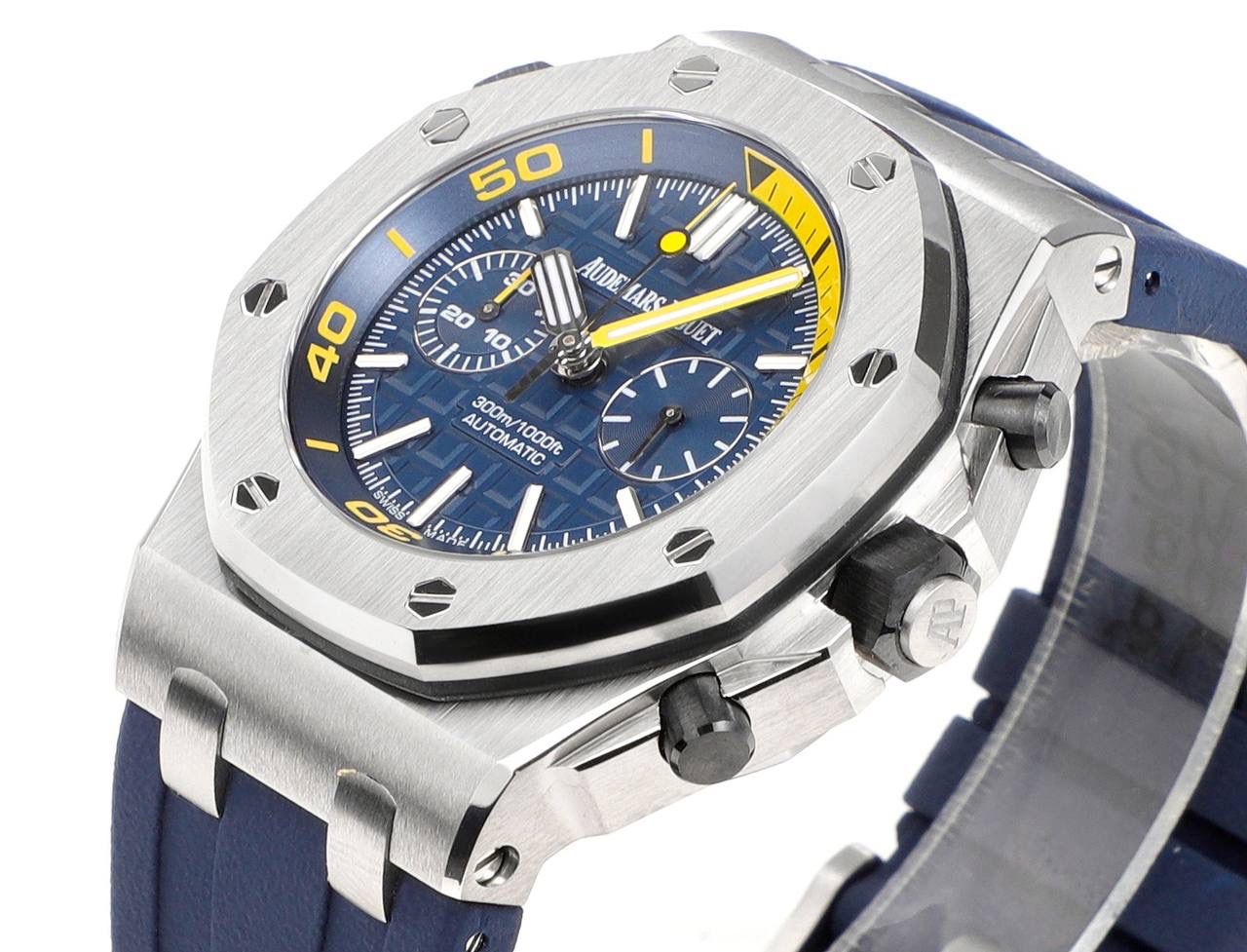 AP爱彼皇家橡树系列水果腕表 型号：26703 跑秒计时自动机械男表 搭载原版cal.3124机芯 直径：42mm 🔥🔥超强夜光 1.表壳材质选用的316L精钢，经过CNC一次成型锻造了42mm的表径，表壳在经过拉丝工艺多次打磨抛光后做到了无懈可击，包括螺钉也一致还原 2.表盘字面格纹错落有致，立体感很强。刻度线粗细程度以及长短均与正品保持一致。条钉时标内部填充超强夜光材料。两组小圆盘对称分布，就像两只小眼睛。盘面内有一圈一圈的放大环，细节处理很到位。 3.橡胶表带表面的磨砂质感很强.采用无味不沾灰尘的进口橡胶，只为提高佩戴的舒适感 4.前后玻璃都采用蓝宝石水晶镜面玻璃，镜面通透性也很强。这款腕表采用3124机芯，做到了外观和正品的极其相似，走时精准稳定！！！