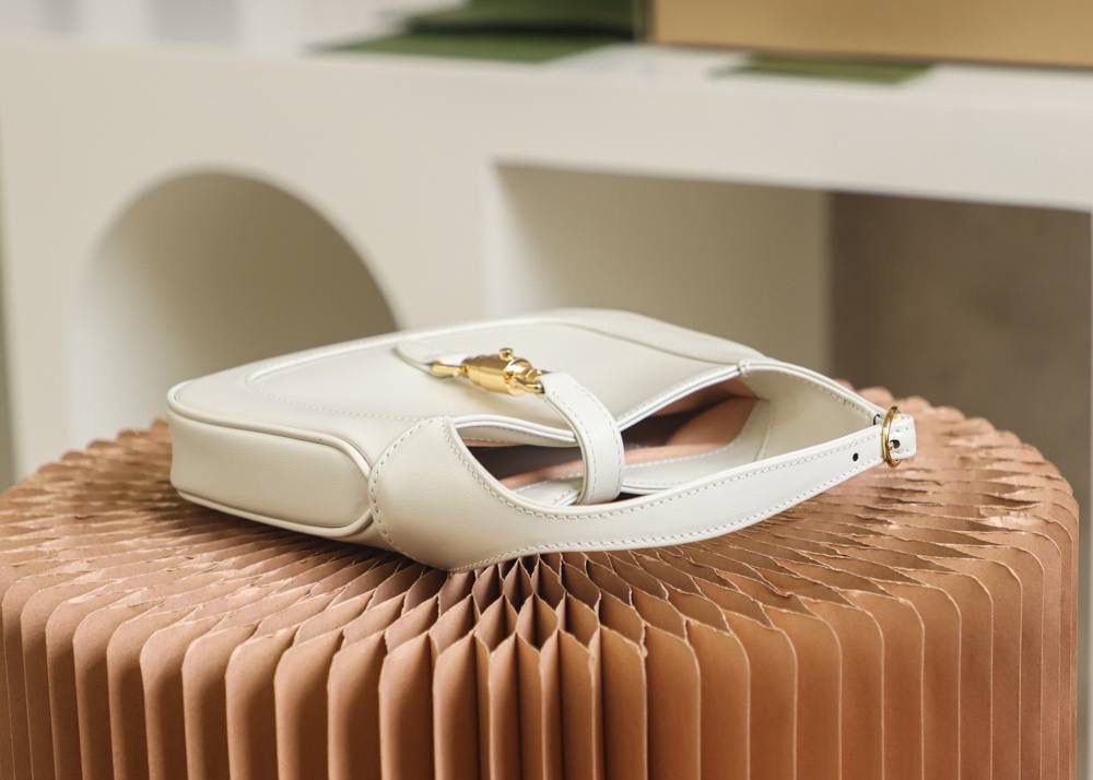 𝐉𝐚𝐜𝐤𝐢𝐞 𝐌𝐢𝐧𝐢 𝟭𝟵𝟲𝟭 ➻637091 原厂皮 ▶尺寸：19*13*3cm 经典𝐉𝐚𝐜𝐤𝐢𝐞 1961系列经典回归， 重新推出精致小巧的𝐌𝐢𝐧𝐢设计， 具有辨别度的样貌重回时尚前沿， 经典的样貌注入现代的时尚元素， 更加复古有高级感， 小巧的包身越看越喜欢， 两条肩带的设计， 更是让你拥有不同的感觉！🌈