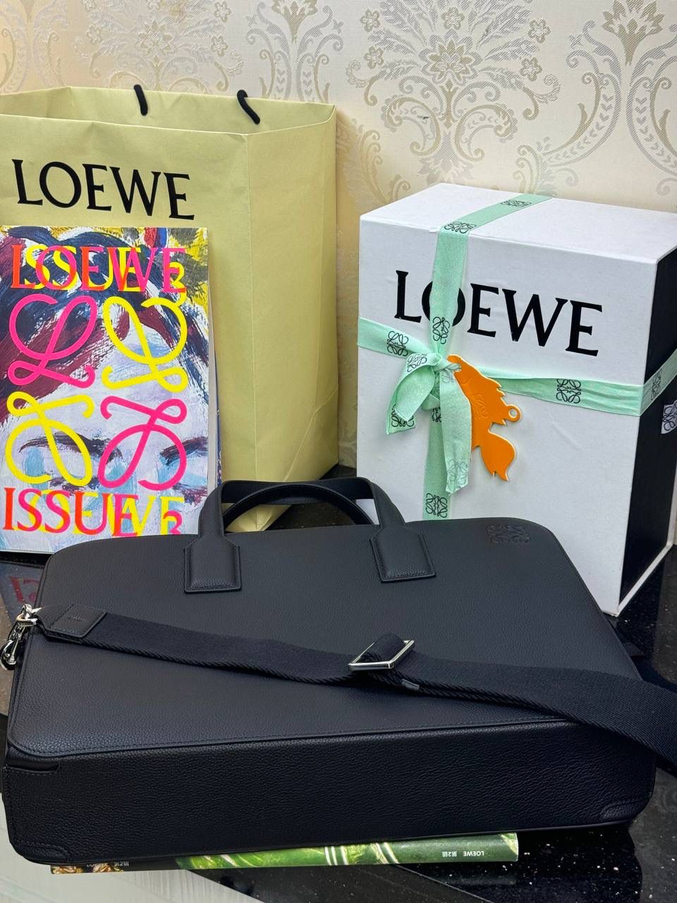 👉🏻牛皮【𝐺𝑜𝑦𝑎薄款公文包】 —黑色❤️ 编码：062344 尺寸：𝟑𝟖-𝟐𝟕-𝟖𝐜𝐦 📍柔软粒面小牛皮流线型公文包•可通过顶部手提或可拆卸可调节肩带携带。 📍拉链开合•牛皮革拉链头 内部拉链口袋和两个插袋❤️人字纹棉质帆布内里。 🉑容纳14寸电脑💻📍粒面小牛皮材质•耐糙经典❤️