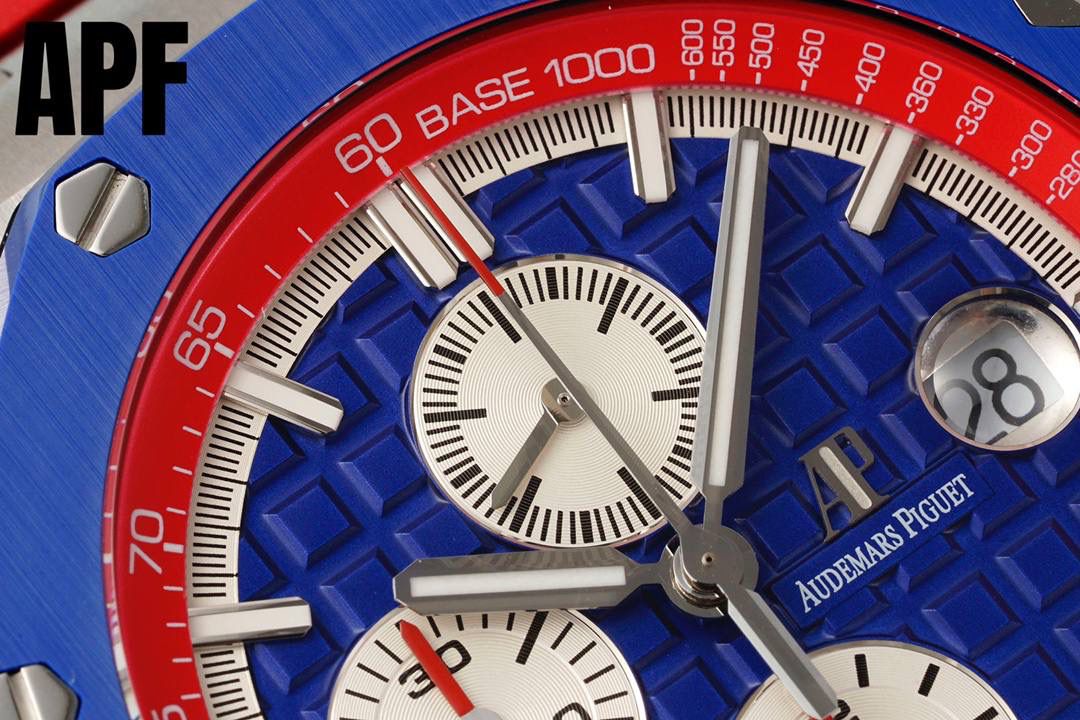 全新升级“夏日爆款”爱彼皇家橡树离岸型26470系列42Mm腕表 秒杀市面上所有版本“封顶之作 杜绝一眼假”在原有的基础上 潜心研发 突破壁垒 “打破原装封锁技术，同步原装独家计时码表款可松动头粒”使上手最大程度贴合手腕，大大提高了佩戴的舒适 同时也杜绝一眼假的尴尬处境。APF厂真正做到从每一个喜欢手⌚️的表友角度考虑 1. 表壳与圈口的选料，使用进口的氧化锆，无需任何颜料，以超高的压力与超高的温度锻造，形成超高密度的彩色陶瓷 2.采用最新CNC级别的打磨技术，将整个表壳的个个角度完美处理，3.每颗六角螺丝都与表框处于同一平面上，不接受一丝一毫的凸显与凹陷，真正诠释了何为顶级复刻艺术 4.表盘以爱彼经典的大格纹为背景，层次分明的方格排列，经过完美打磨，将匠人的工艺体现的淋漓尽致 5.镜面采用双面蓝宝石镜片，天然橡胶皮带，6.机芯采用原装3126的计时机芯，十二位的小秒，6点钟位和九点位的12小时计时与30分钟计时，完美的还原了原版的所有功能，每块手表APF厂都经过人工QC确保机芯的稳定性，真正做到无可挑剔欢迎各位 表友鉴赏🔥‼️