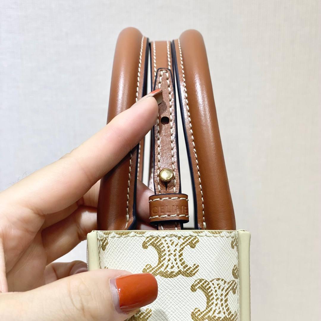 🔥大货实拍图 𝗖𝗘𝗟𝗜𝗡𝗘 ♥ 𝗧𝗥𝗜𝗢𝗠𝗣𝗛𝗘 𝗖𝗔𝗕𝗔𝗦 𝗧𝗢𝗧𝗘 𝙘𝙚𝙡𝙞𝙣𝙚的爱心𝙡𝙤𝙜𝙤也太会了吧！直接俘虏我！实在是太会抢钱了！托特包的天花板🥇 型号：194372 尺寸：17*21*4cm