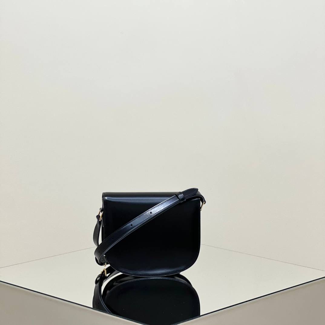 🔥大货实拍图 𝗖𝗘𝗟𝗜𝗡𝗘 ♥ 𝗧𝗘𝗘𝗡 𝗕𝗘𝗦𝗔𝗖𝗘肩带马鞍 型号：110413 尺寸：18.5*16*6cm