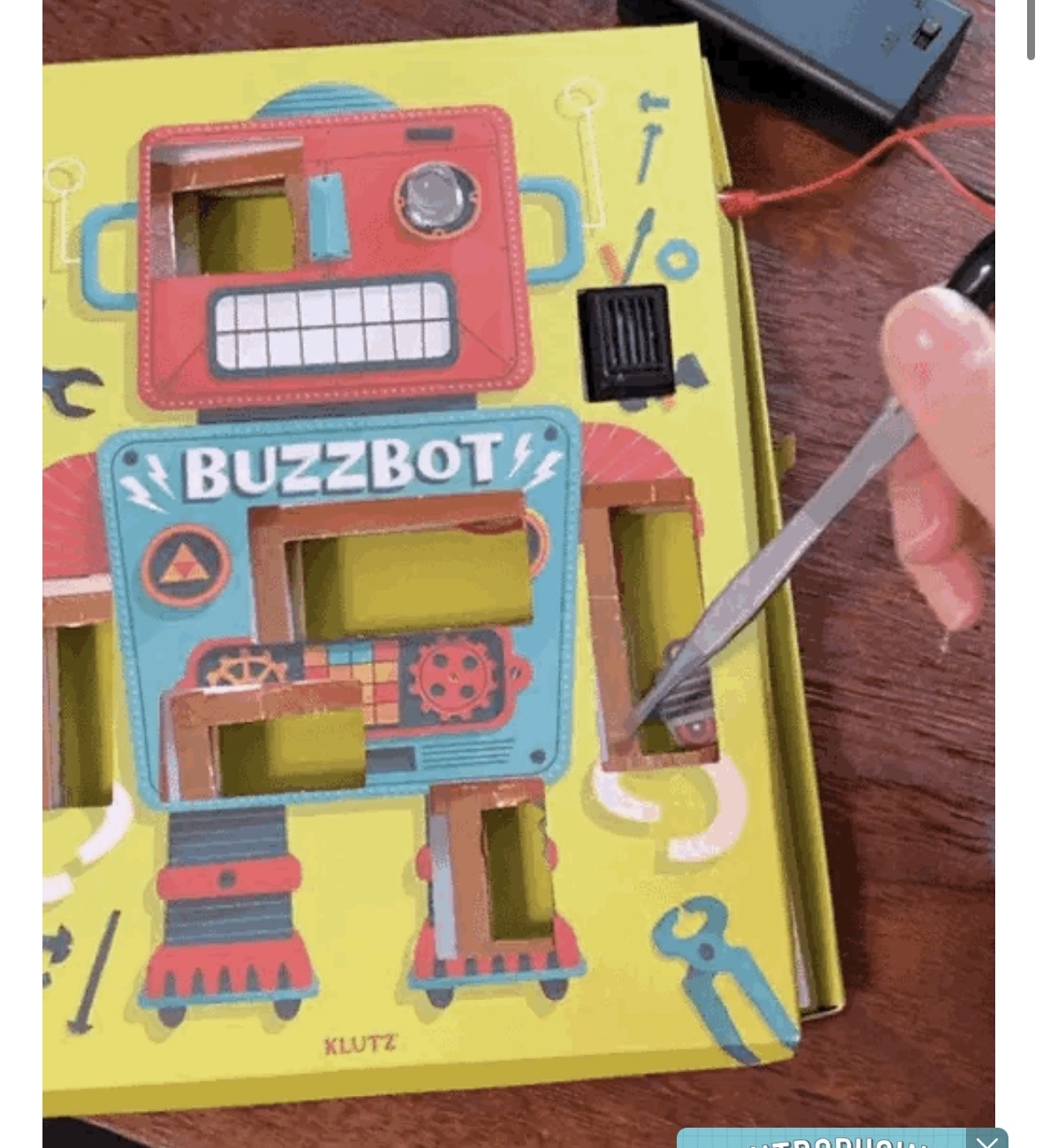 Circuit Games.KLUTZ MAKER LAB: ELECTRICITY & CIRCUITS 副標題是：BUILD & PLAY 5 GAMES! 內含FEED THE SHARK、SPACE LOOP、OPERATE ON BUZZBOT等遊戲。