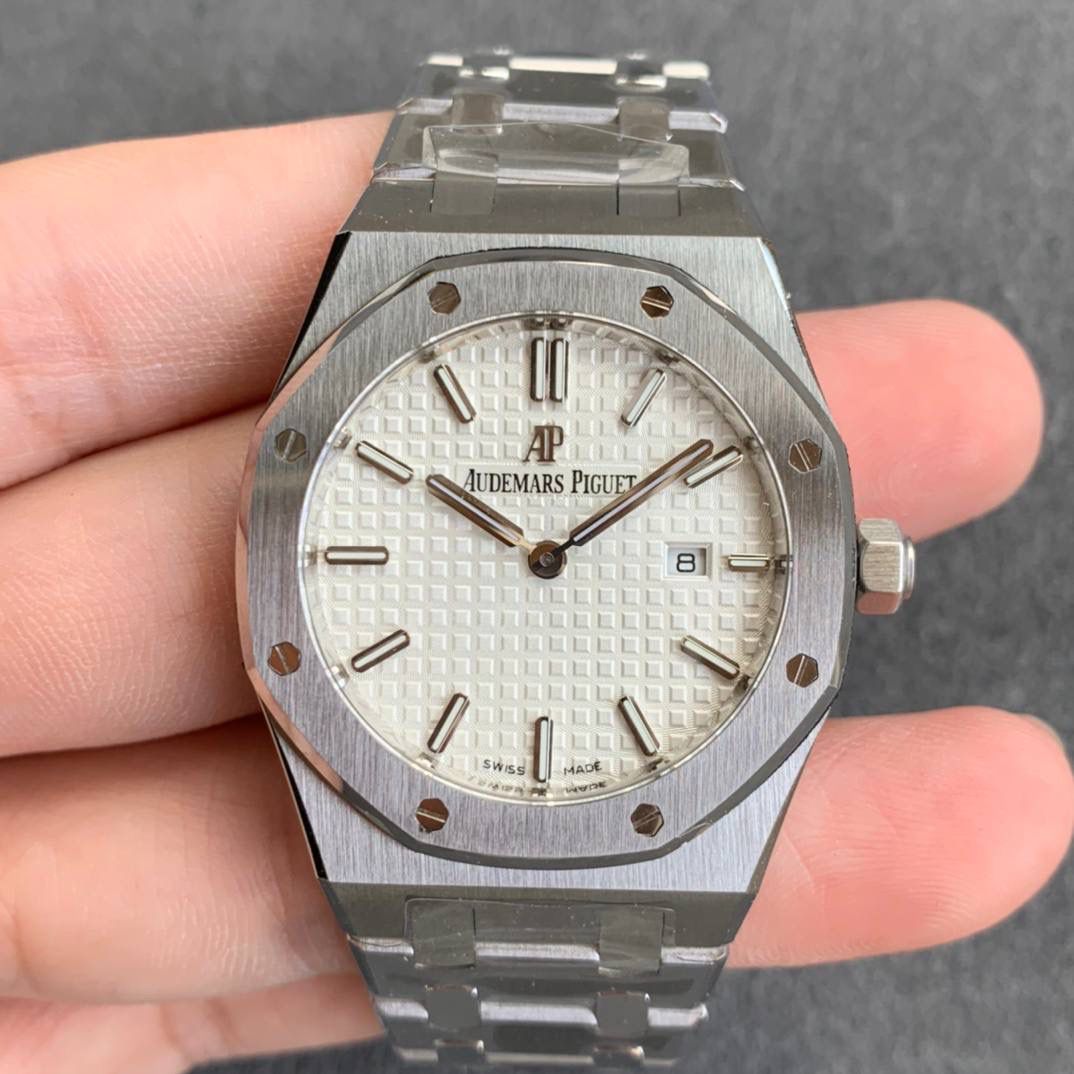 🚀连专柜都很难买的AP女款到货啦！皇家橡树系列中的女士腕表，其官方型号为67651ST.ZZ.1261ST.01，皇家 橡树系列独有的八角形外观还拥有a p独特的设计风格也将女士优雅风格融入其中，深受女士们的爱戴，即使只有33毫米的小尺寸，也将爱，，彼独有的纯净美感与刚毅线条展现的淋漓尽致。 而镶满钻石的表圈也为佩戴的女士增添了更多的柔美。搭载瑞士石英机芯、拥有实用的日历显示功能‼️