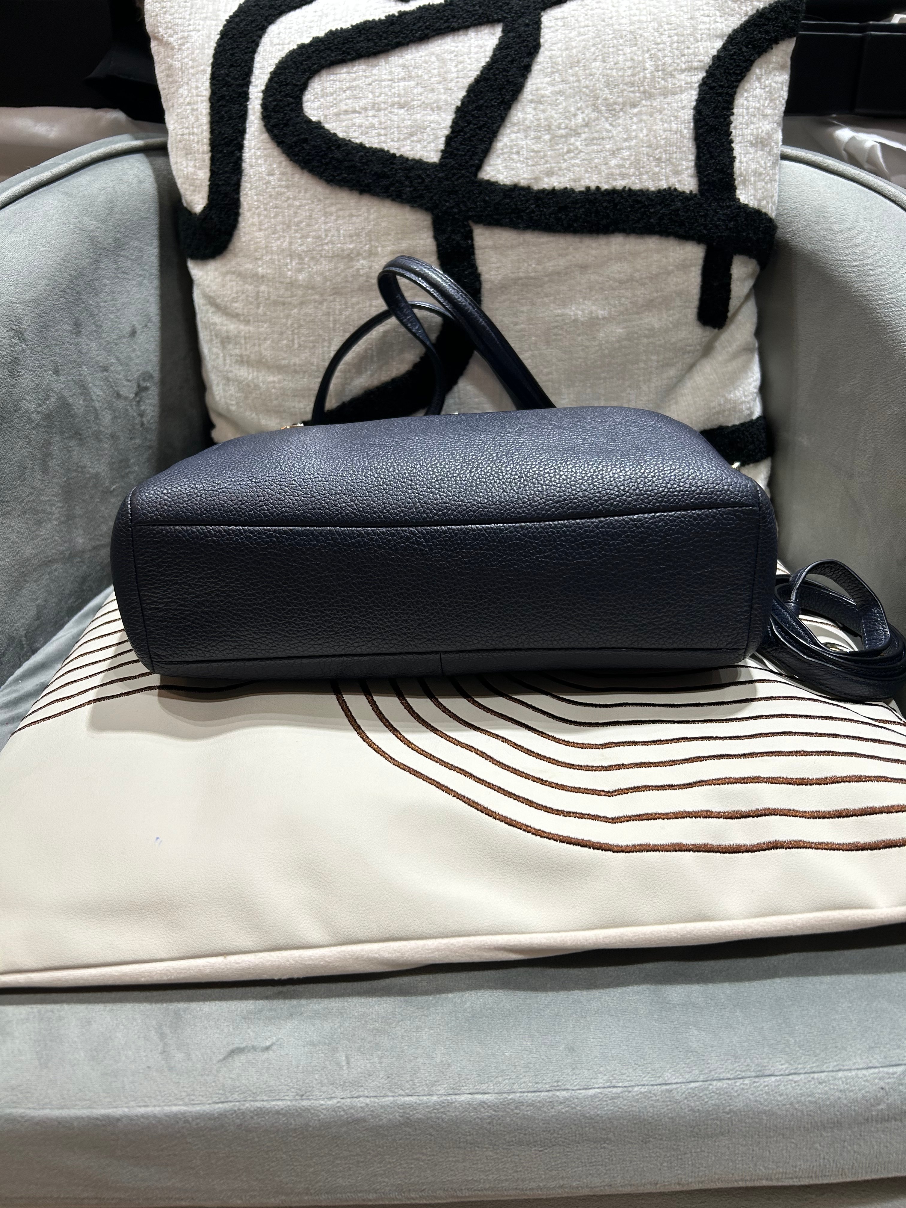 Coach 2 way tote bag Calfskin 100%Authentic, 95%New