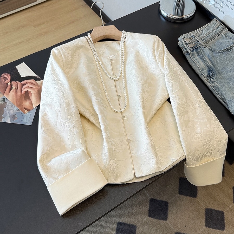 B106(9925) 新中式气质高级感缎面提花刺绣蝴蝶付垫肩杏外套上衣