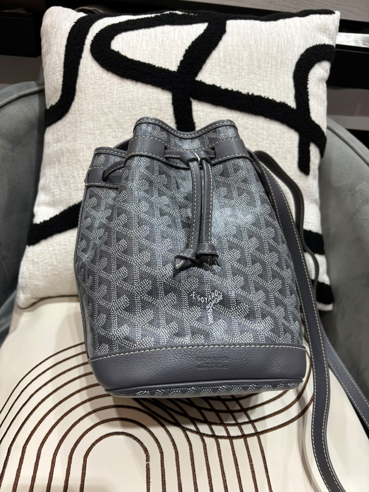 Goyard Petit flot Bucket Bag grey  100%Authentic, 98%new ✅收據✅booklet ✅Dust bag 