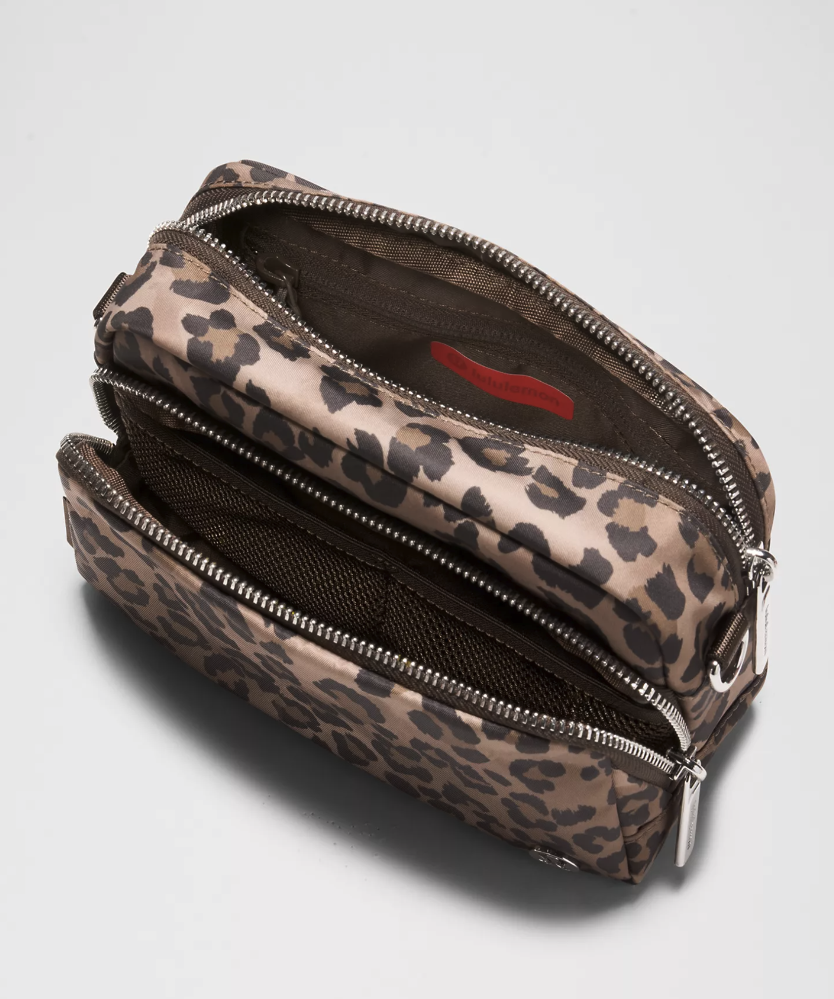  Luluemon  Everywhere Crossbody Bag 2L (Leopard)