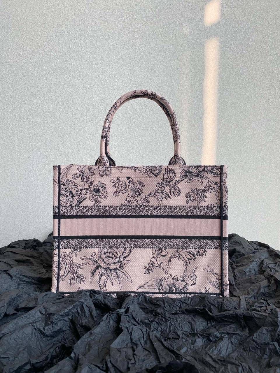 🈶植物花园，胭脂粉中号 𝗖𝗗 𝗕𝗼𝗼𝗸 𝗧𝗼𝘁𝗲 23早春度假系 浪漫的花卉刺绣，细节感非常强了🥰 栩栩如生，不言而喻的精湛刺绣工艺 握住只有你的花花世界吧 36×27×16cm