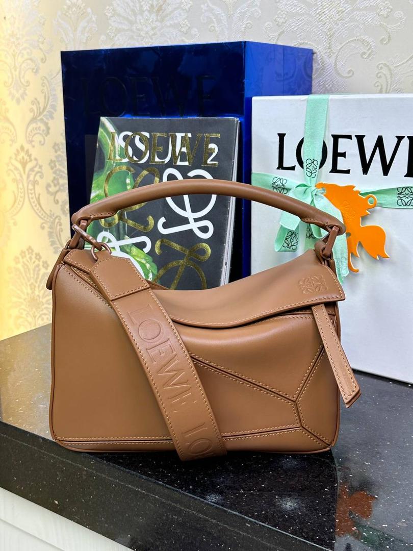 👉🏻小号𝙿𝚞𝚣𝚣𝚕𝚎 【宽肩带】 平纹/Anagram牛皮手袋👜 尺寸:𝟐𝟒-𝟏𝟔.𝟓-𝟏𝟎.𝟓𝐜𝐦 编码:65222585棕色【配全套礼盒】 秋冬最新爆款上线啦…⤴️ 从手袋的小牛皮革、缝线、背带的金属环扣，内里内衬细节.都换上了最新的饱和单色系，细腻质感，为手袋增添了不一样的视觉魅力🔅