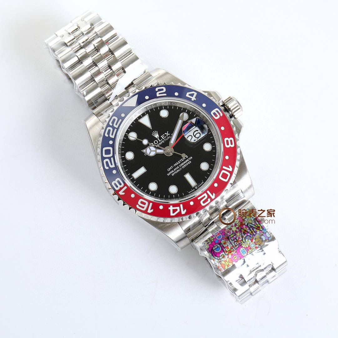 劳力士 ROLEX 超级复刻火爆来袭格林尼治ll 1、机芯3186/3285采用是一体机芯蓝游丝和原版同样通过调试时针快跳调整日历的功能瞬跳，和原版一样的GMT双时区表针在底部时针上面的第二层，由下到上的顺序为：时针-双时区针-分钟-秒钟。 2、指针；升级电镀白金在任何角度都可以看见其光泽感 采用特殊针尖工艺 确保与原装一致夜光粉选用瑞士进口蓝绿夜光填充完美还原夜光效果 3、表盘；原装开模 立体印刷 电镀白金 中心轴下沉 日历下沉 字体大小与颜色同原装完全一致包括条丁四角的打磨 12字位火山口打磨都做到了高度一致 🎮 劳力士 ROLEX 超级复刻火爆来袭格林尼治ll实物拍摄🎬 4、圈口；此款表的灵魂所在 也是本厂花费大量时间与精力的地方 每一次的烧制都是一次进步 本厂圈口一体成型高精密陶瓷圈色差也是必须降到最低 深蓝黑圈/红蓝圈/黑圈/真陶瓷均为白金填充，其颜色目前是最接近原装的 5、日历；新版劳力士日历采用新款勾4，本厂加以借鉴避开市场众多错误版本，日历的字体印刷相当清晰立体，放大十倍依旧清晰立体 无锯齿 6、表壳表带；选用904号钢材铸胚，在反复手工打磨成型，904钢密度小 耐腐蚀性强 防刮耐磨等优点。整体观感显现出低调上又奢侈感！🎮