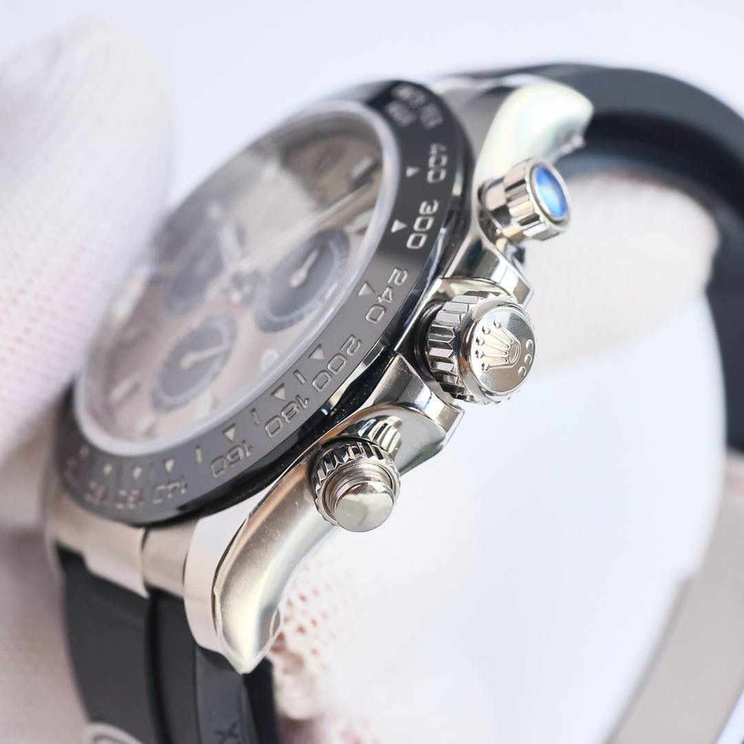 clean/C厂 大特点: 1⃣️clean厂7750机芯厚度按2024年最新表为12.4mm，市场唯一版本7750厚度做到和正品一致。 2⃣️采用7750一体机芯，质量媲美4130机芯 3⃣️钢带表壳均采用德国进口904L精钢 ，无惧任何机构性检测 4⃣️表壳采用（原装2022）最新版加工，更新底盖抛光亮面尺寸和牙边的弧度。 5⃣️胶带表扣采用与原装一致的可折叠式扣，胶带款根据不同人群方便佩戴，均加配一副胶带 🎮 6⃣️表针采用Buff工厂再度升级，三枚小秒针和大秒针，均按照单支定做且实心针套，针帽呈现蘑菇圆头状。 7⃣️采用C陶瓷圈，再升级镀铂金膜字保持不变色，且更新字体粗细。 8⃣️刻度字钉每粒独立CNC雕刻而成，每粒手工打磨边缘。夜光采用瑞士夜光粉与正品无色差。最终效果是市场最接近原版发光视觉。 9⃣️玻璃突出的高度与2022版原装一致，区别与市场其他版本（平玻，一眼假）的效果！采用全通透蓝宝石，边缘小R边视觉。只有clean厂的丹东7750版本细节做工与大厂一致，与正品一致。大厂品质！