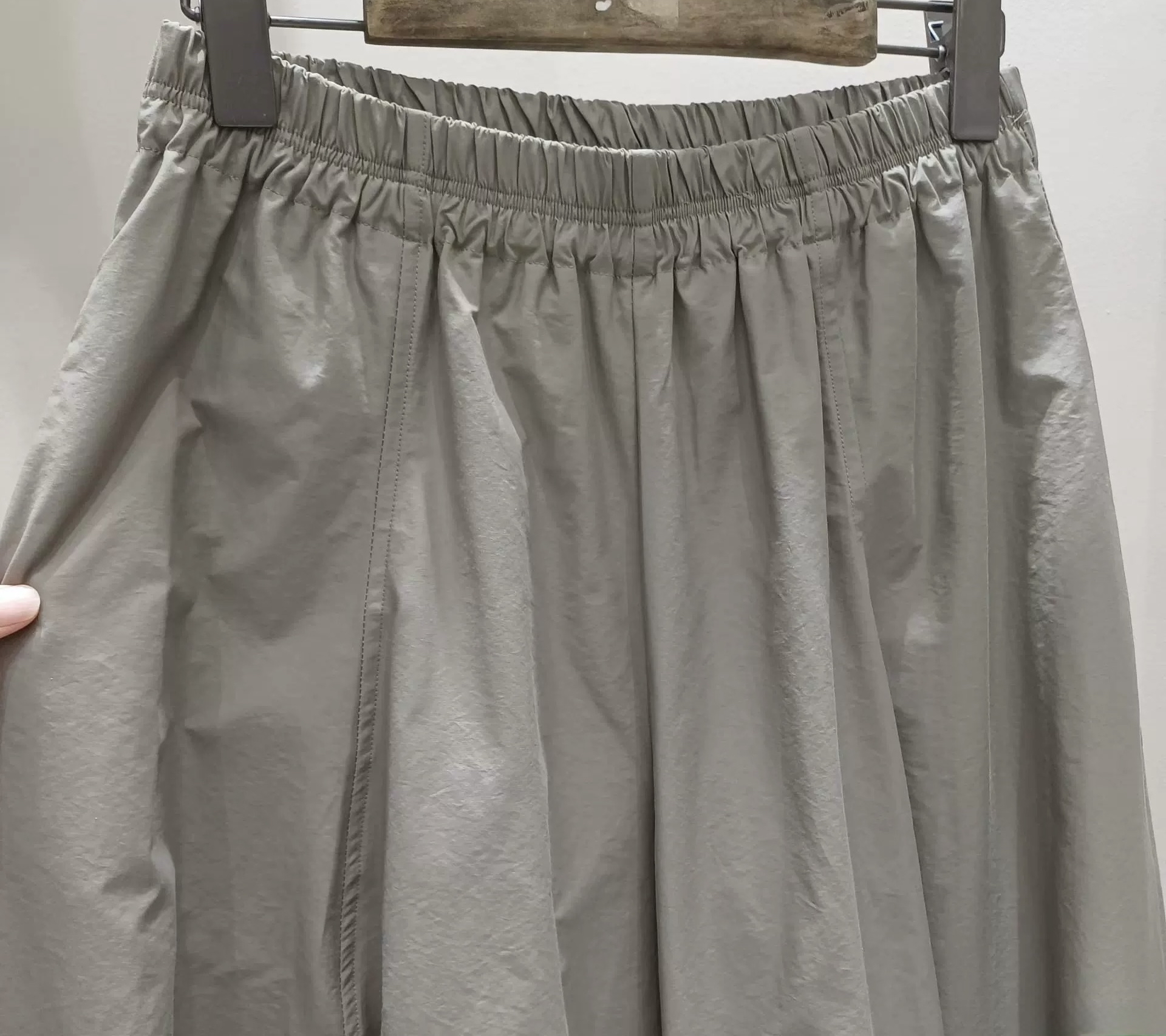 Cookie 前圓叉薄風料褲 