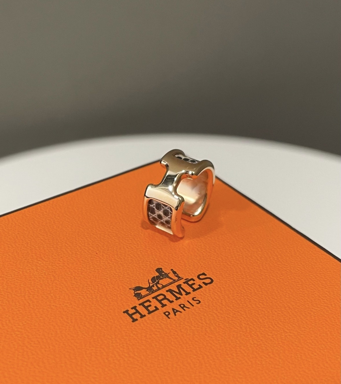 Hermès 全新🆕 Olympe H Ficelle色 Lizard皮 鍍玫瑰金金耳骨耳環