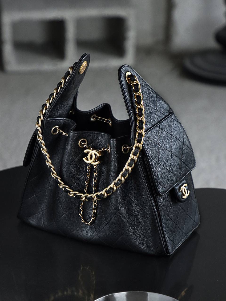 25BAG 嬉皮hobo小號鑒定版👜 一包一碼 支持全球鑒定查驗身份證原廠專G impala三只羊皮料過關清單資料可査詢 25C嬉皮包25bag，一經問世，便稱為本季的包王！ 25BAG的設計源於對自由與不羈精神的鬆弛感，融入當下流行的嬉皮風格，賦予包包自由、不羈的氣質！ 25bag熱度居高不下，成功躋身本季包王的寶座！ 五金：厚镀24k复古金 皮料：impala三只羊小球牛皮 尺寸：30*26*14cm