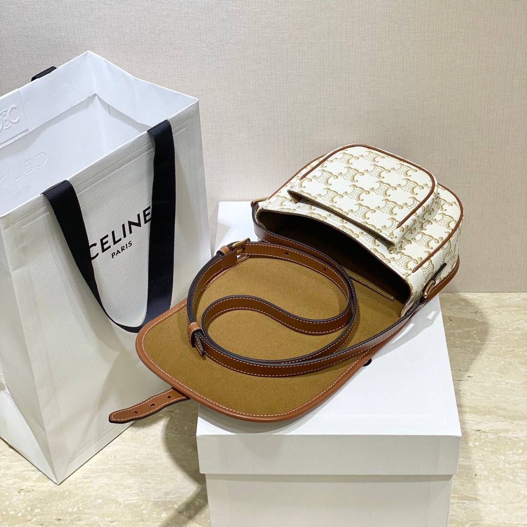 🔥大货实拍图 𝗖𝗘𝗟𝗜𝗡𝗘 ♥ 𝗧𝗥𝗜𝗢𝗠𝗣𝗛𝗘 𝗖𝗔𝗡𝗩𝗔𝗦 𝗙𝗢𝗟𝗖𝗢 马鞍包在IT Bag的世界里总是占着一席之地，经典百搭 经得起时间的推敲，被喻为行走的气质神器 ，FOLCO流畅圆润的包身线条和凯旋门老花设计搭配老式旅行箱开口扣，让人轻松get俏皮复古摩登的画报女郎。 型号：191502 尺寸：18*17*6.5cm