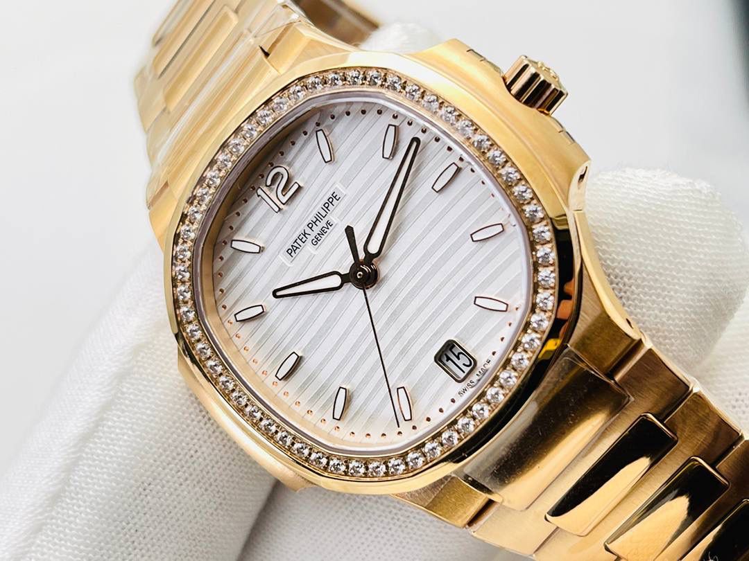 百达翡丽鹦鹉螺女款腕表PP7118强势来袭！ “324”机芯最高版本““到货”” 唯一媲美正品的副本！ 正品完美互换真正Cal.324C一体29钻机芯！ 全新订制版百达翡丽专Cal.324SC自动上链机芯。史无前例厚度和正品一致完全实现。整机根据真正的Cal.324SC机芯设计-1:1尊重原厂设计，傲视市面上一切副本百达翡丽。 机芯尺寸“27.0mm”厚度“3.3mm”动力存储“45小时”数据正品一致！ 腕表尺寸34MM，厚度8.3MM，全网最薄！ “没人能拥有百达翡丽，只不过为下一代保管而已。”