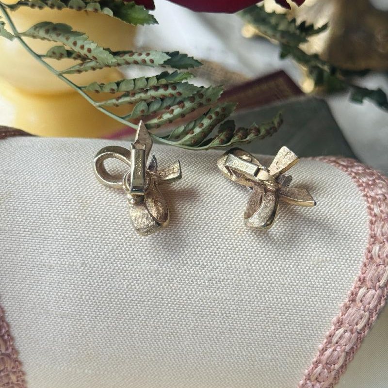 Rare! Vintage C.a. 1950s Avon Textured Gold Tone Bow Clip Earrings (MT2428)