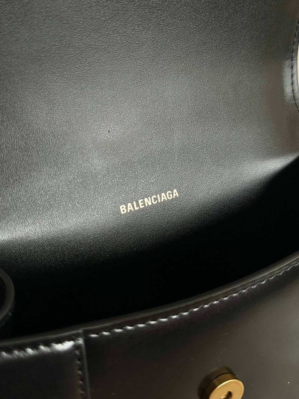 经典款❗️平纹黑金加小号XS/19cm🖤 ba1enciaga hourglass沙漏包 【唯一一家做出了xs的正确圆形手柄】前后共购入超过1️⃣0️⃣个ZP开发❗️ 所有细节可对比所有版本⚠️ 市场各种品质参差不齐 有的站不稳，有的面不平 还有一个色配好几种五金颜色的 看得头昏脑涨，其他的不多说了 研发这么久，只想做最对版的那一个 XS：19×13×8cm592833m S：23×15×10cm593546m