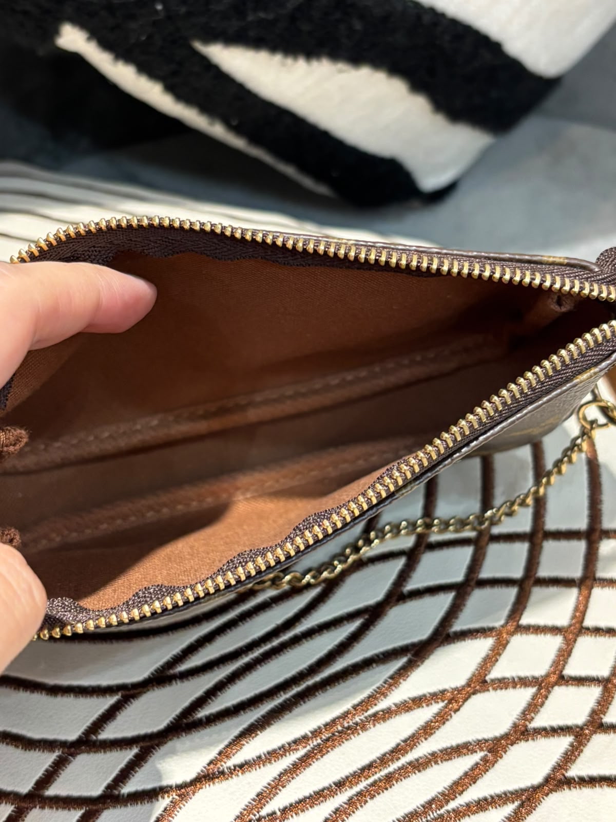 Lv mini pochette chain bag monogram ,100%AUTHENTIC, 98%new 