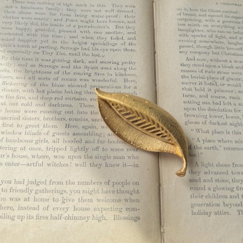 VintageRare! C.a. 1950s Designer Quality Textured 3-Dimensional Golden Leafy Brooch (MT2298-7)