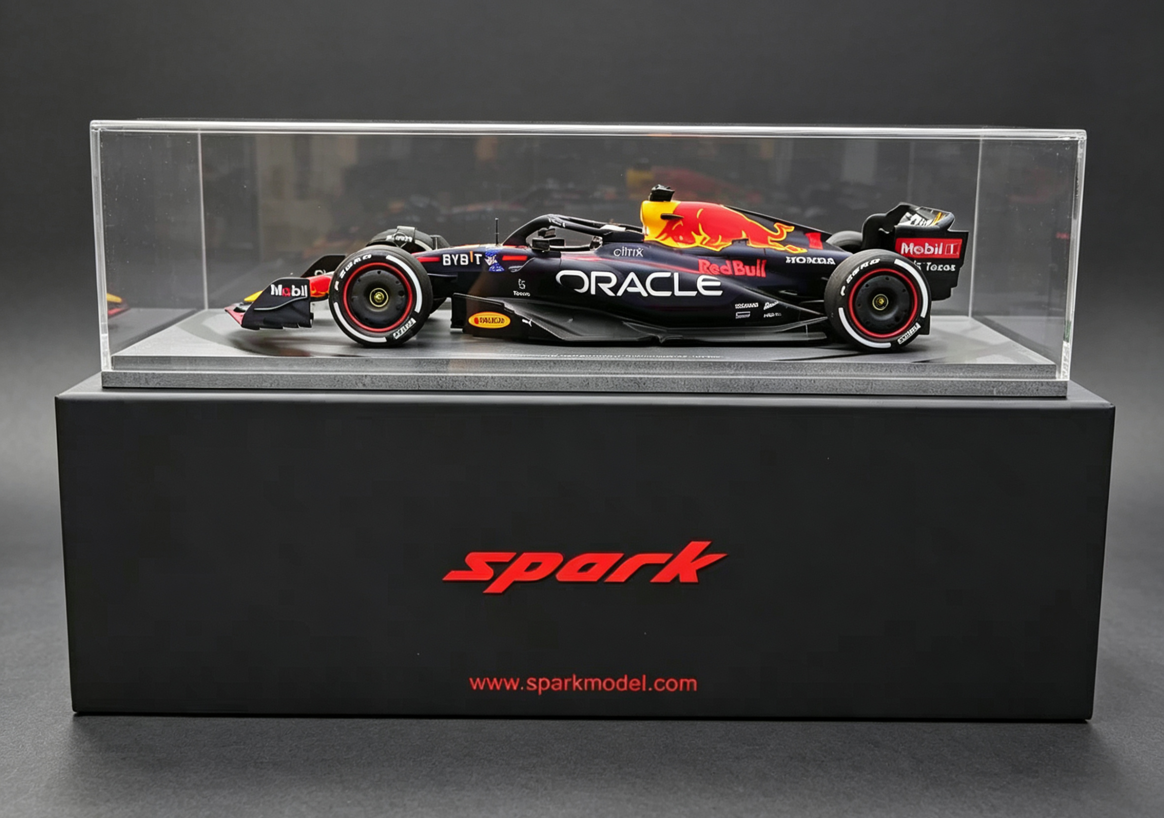 Spark 1/18 2022阿布扎比站 RB18 维斯塔潘F1 