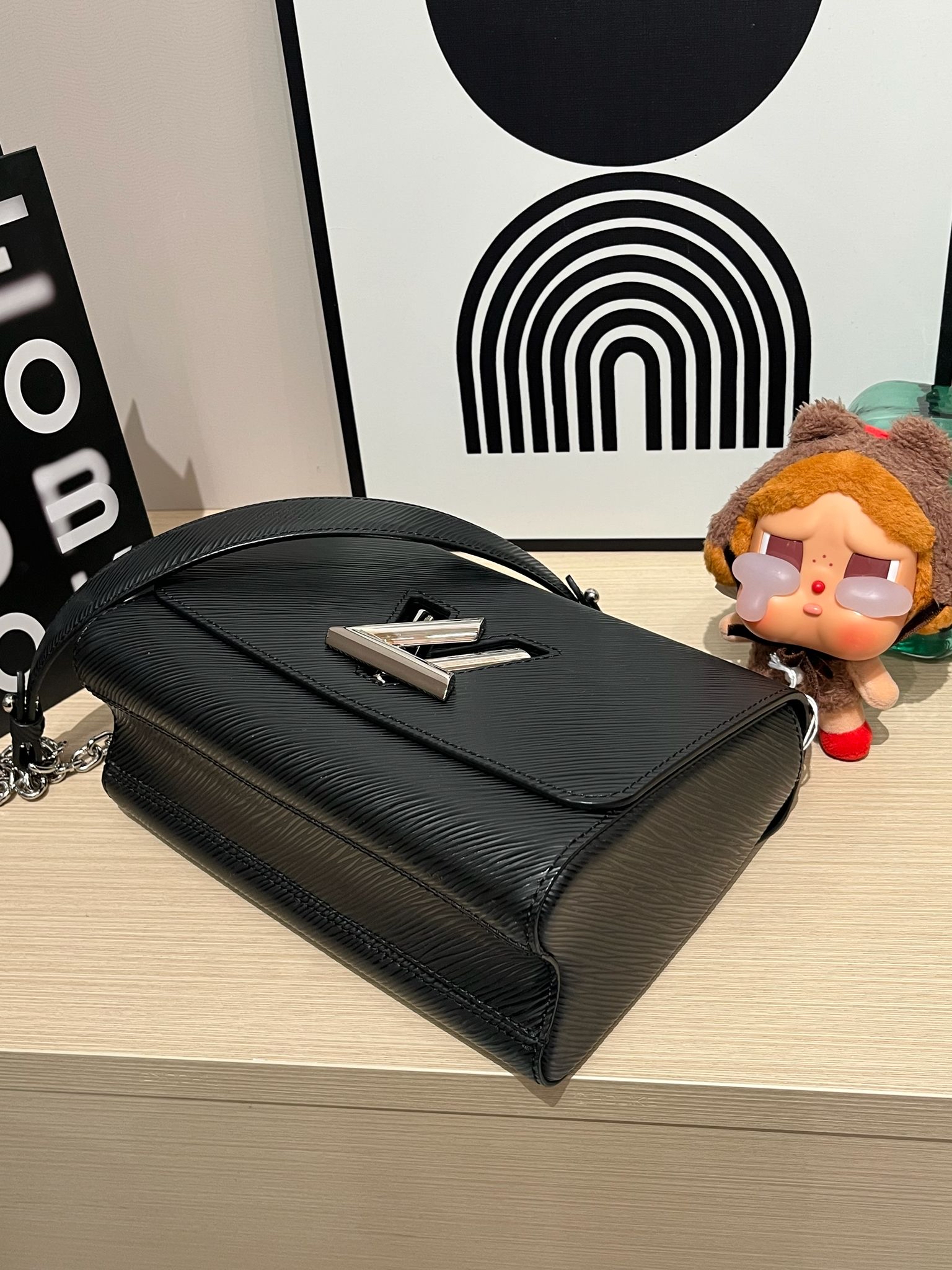 Lv twist mm epi M21110  100%Authentic ,98%new ✅mirror✅dust bag 專門店售價💰 $39,000  