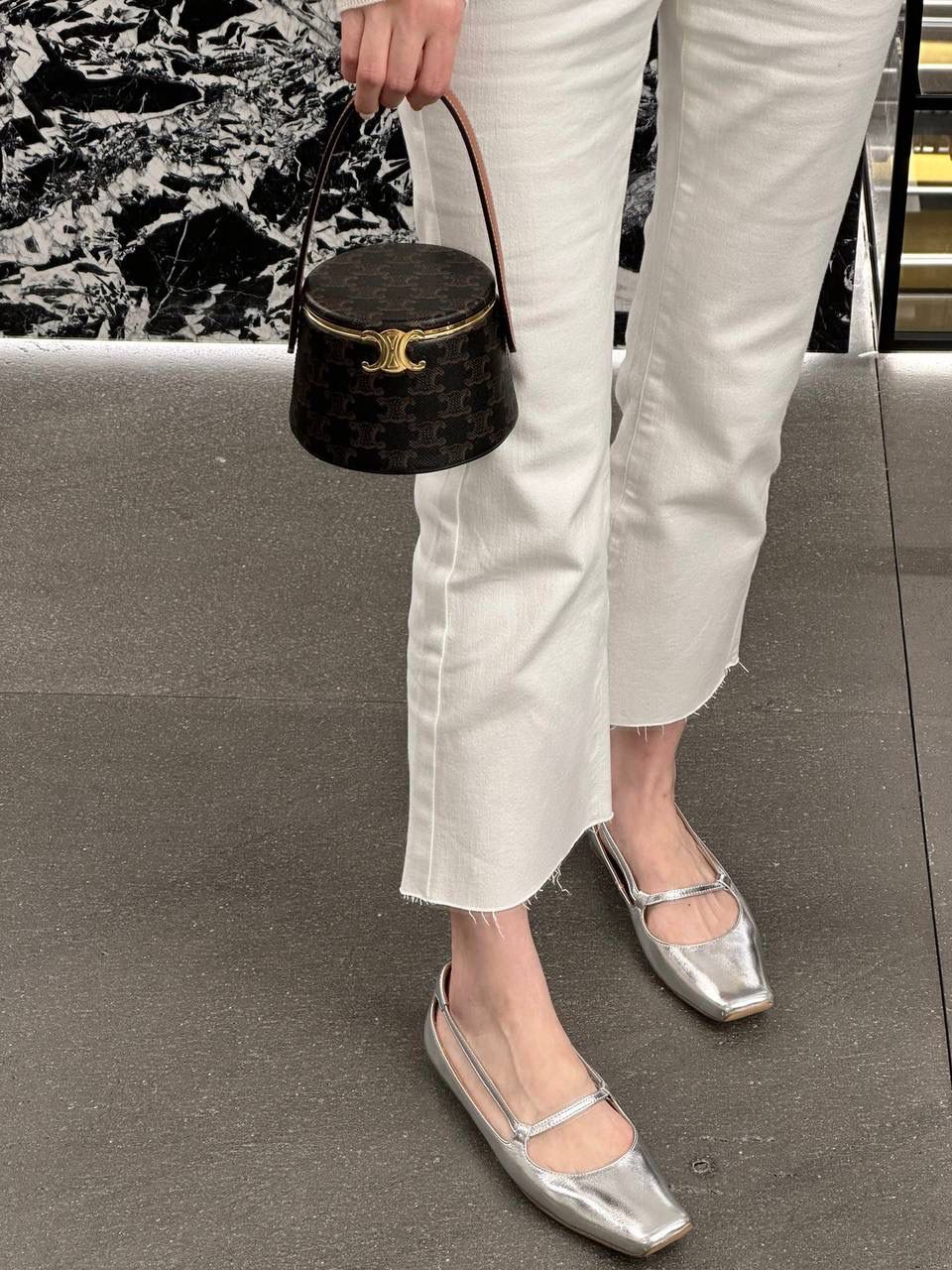 🔥大货实拍图 𝗖𝗘𝗟𝗜𝗡𝗘 ♥️ 𝗡𝗜𝗡𝗔手拎盒 型号：111353 尺寸：13*8*13cm 新品上线啦👏立体盒子包/化妆包~皮带子手拎设计➕圆筒包身，翻盖带镜子，可随时补妆。精致又不失实用性！凹造型拍照，或者当晚宴包，简直美呆🥳