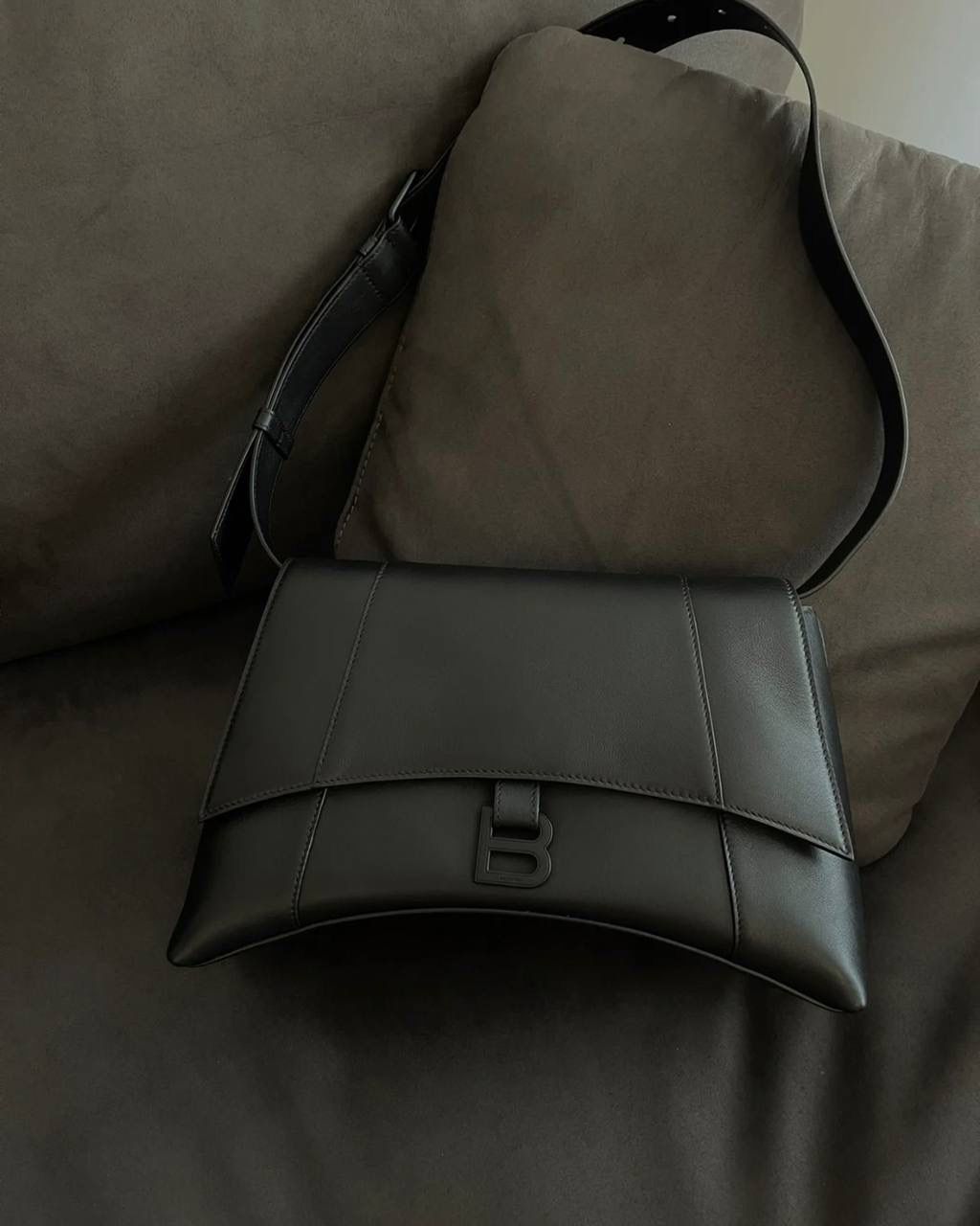 经典款🔥中号平纹黑枪(m/32cm)🐈‍⬛ ba1enciaga 横空而出的Downtown沙漏包 整个包身是软趴趴的感觉 就是大写的随性慵懒时髦感 可以斜挎也可以调短肩带腋下背 加上巨无霸的容量，时髦女孩的通勤包有了 软皮质感头层牛皮➕经典全钢B字扣五金 还是要着重强调一下咱家的B字logo刻印 清晰度全网独家⚠️品质是不需要你们担心的 请务必认准高版本❗️ 中号s：30×17.3×10cm671353m 大号m：32×20.8×15.5cm671354m