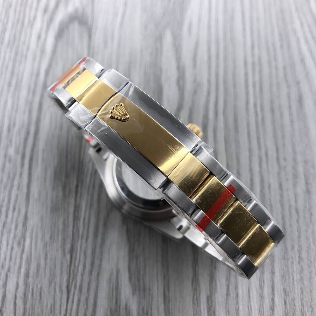 劳力士 Rolex Sky-Dweller ！纵航者型系列 m326933-0005 🎮OT1 【表壳】尺寸42MM，沉稳可靠、雍容大度！表圈采用劳力士Ring Command三角坑纹，旋转外圈可调转月份功能！抗刮损蓝宝石水晶，防反光凸透式放大日历窗【表带:】(蚝式钢)，蚝式，三排链节 🎮 蚝式摺扣配5毫米易调链节伸展系统【表盘】放射太阳纹理，刻度12小窗口红点月 份显示【机芯】搭载全自动机械9001机芯【功能】日期显示 月份显示 年历显示 双时区 🎮