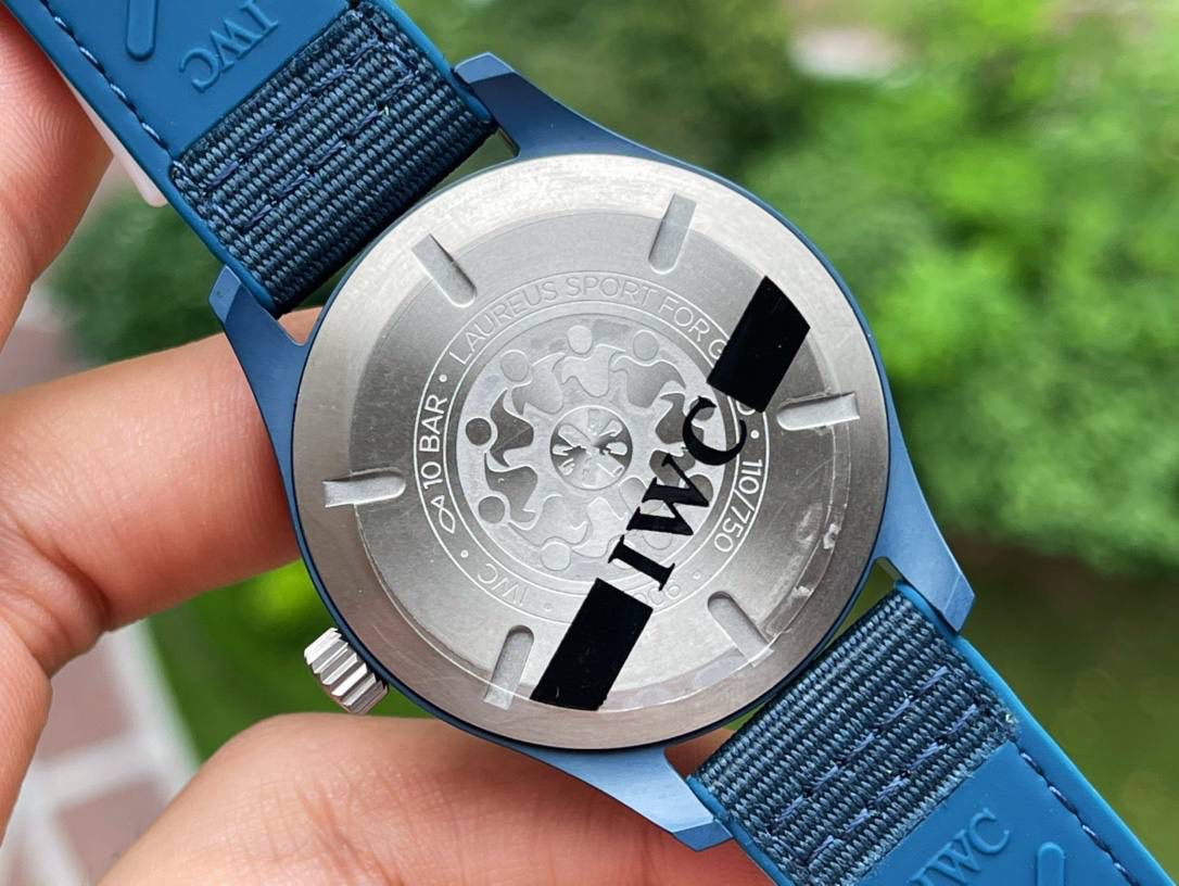 IWC IW328101 修正版 已修正中心大秒针孔洞颜色、表冠间隙等细节。 原版全球限量750枚， 每只独立编号，如 001/750～668/750。 表壳采用进口蓝色气化锆陶瓷，2米抗摔，高韧性、耐磨防刮。 工序复杂，成品率极低，因此数量稀少、出货周期较长。✔️