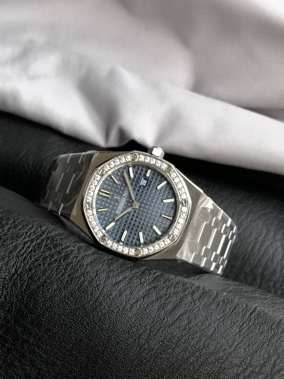 🚀爱彼皇家橡树系列 67651OR 女士石英腕表，卓越与经典的结合。一款象征奢华与工艺巅峰的经典手表。这款手表不仅仅是计时工具，更是一件艺术品。💯 纹理独特：表盘上镌刻有“grandetapisserie”大格纹装饰，这种格纹纹理细腻、规整且富有立体感，犹如精心编织的织物一般，为表盘增添了独特的视觉效果和艺术气息。 表径为33MM，这个尺寸对于女士腕表来说较为适中，既不会显得过于小巧而缺乏存在感，也不会因为过大而影响佩戴的舒适性和美观度，能够很好地贴合女性的手腕。 表壳厚度为7毫米，整体较为纤薄，使腕表佩戴起来更加轻盈，不会给手腕带来过多的负担。