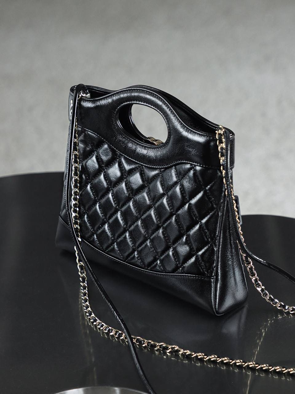 25Bag迷你肩帶可拆卸鑒定版👜 一包一碼 支持全球鑒定查驗身份證原廠專G Bonaudo皮料過關清單資料可査詢 31bag mini鏈條換成可拆卸的成了最大的亮點！ 油蠟羊皮質感真的好高級，可手提可斜挎，又美又颯！ 五金：全鋼淺金扣 皮料：Bonaudo油蜡小羊皮 尺寸：22*23.5*5.5cm