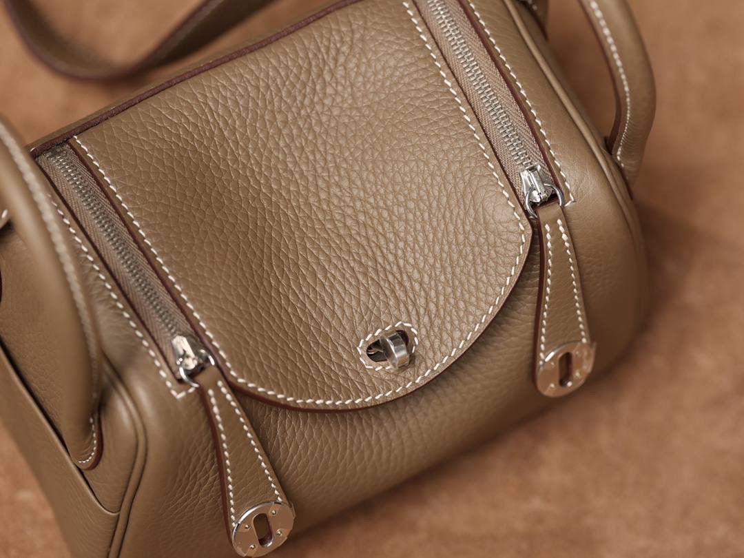 Hermes 爱马仕 Lindy Mini 19cm 大象灰银扣👜✨ Lindy 独家渠道货 独家欧洲原厂皮原厂五金组装的ZP尾单货 尺寸：19*12.5*9cm Lindy是采用原厂的正品TC皮，什么是TC皮？ 爱马仕专用的clemence,简称tc皮，是Hermes最受欢迎的皮革之一，颜色会比Togo少一些，但是纹路比Togo细腻，含油更高，更软，因此稍稍有些下垂感的特点。
