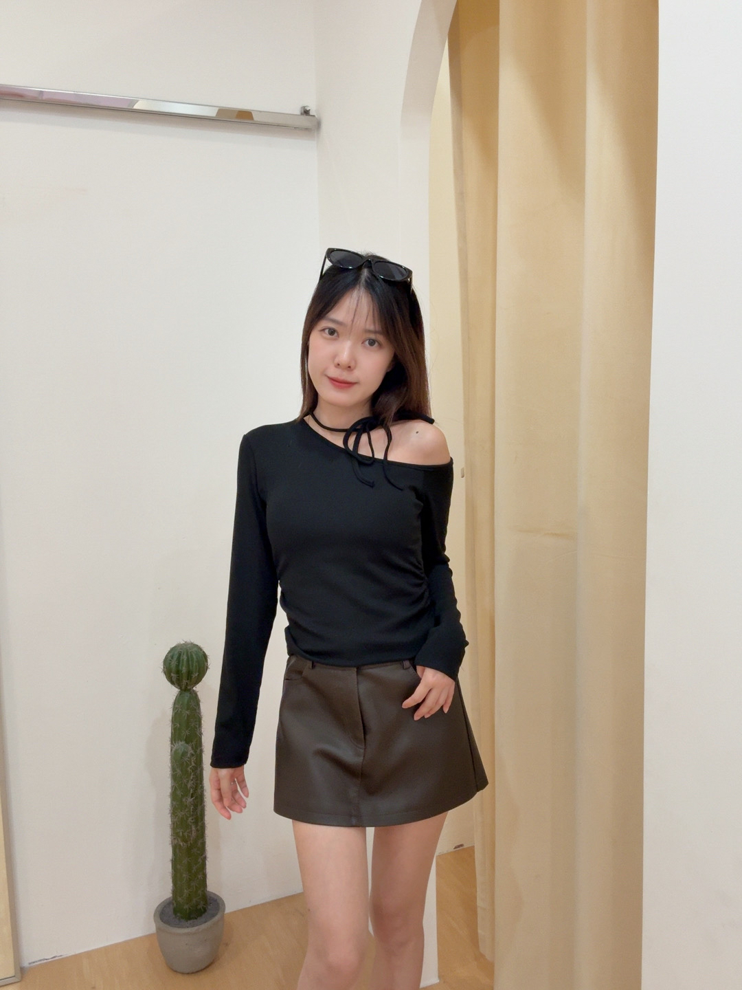 韩系磨毛挂脖系带斜肩长袖上衣 R2937