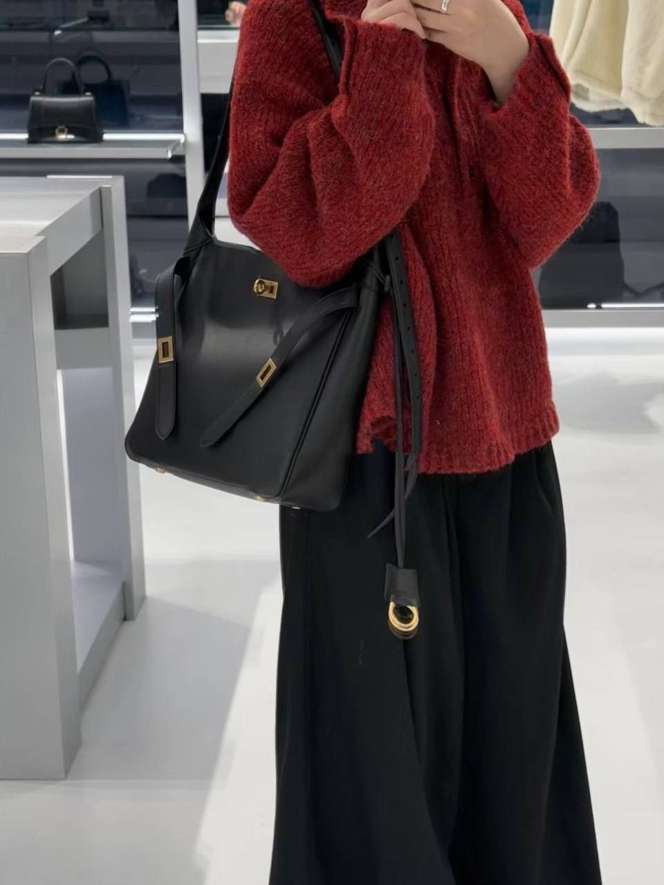 爆款🔥小号🖤 ba1enciaga bel air hobo桶包 beiair➕rodeo，大热当道 一整个系列都火爆了，一只比一只热门 半定型的水桶包超有态度 它的皮是有点厚度又软乎的 所以整个包都散发着慵懒和不羁的感觉 而且设计元素不拖沓繁琐 完全可以无脑搭配 现在的通勤人员也是吃得太好了吧 能有这么时髦的托特包来背！ 什么电脑水杯统统往里扔就对了 肩带可长可短，腋下背斜挎背都ok 两个尺寸任君选择，果断冲！！ 小号：26.9×25.9×9.9cm811018m 大号：43.9x39.8x14.9cm