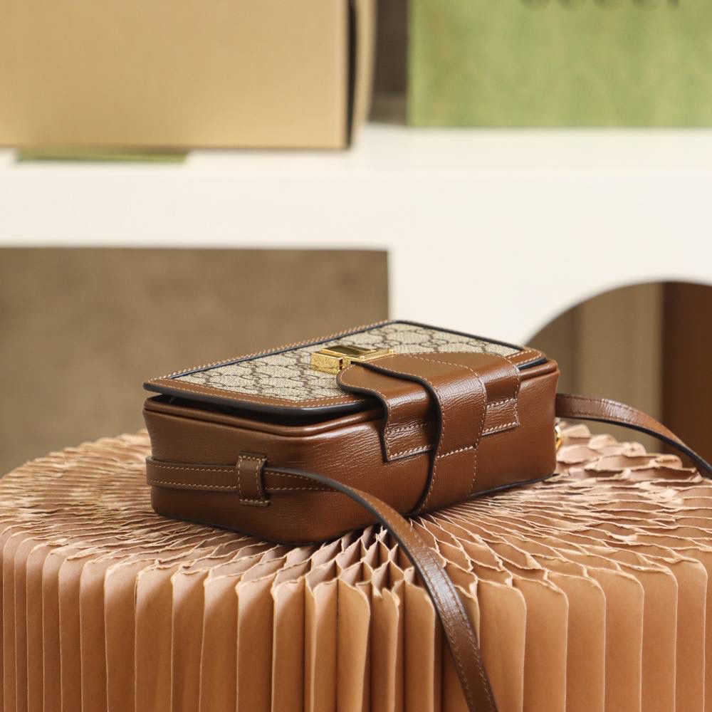 ▪️ 𝙂 𝙂复古盒子包#614368# 原厂皮▪️ ☑️尺寸：18*10.5*6.5cm 四方盒子包，每一处都是设计师的灵魂设计，这款方形盒子包从复古的旅行配件中摄取灵感，采用精髓标志性图案搭配棕色皮质设计，完全演绎出了一款男女可共同的盒子小包，作为情侣款搭配，绝对是满分的好评，别看它迷你的身影，实际上，日常的容纳量都能满足你！🔥🔥