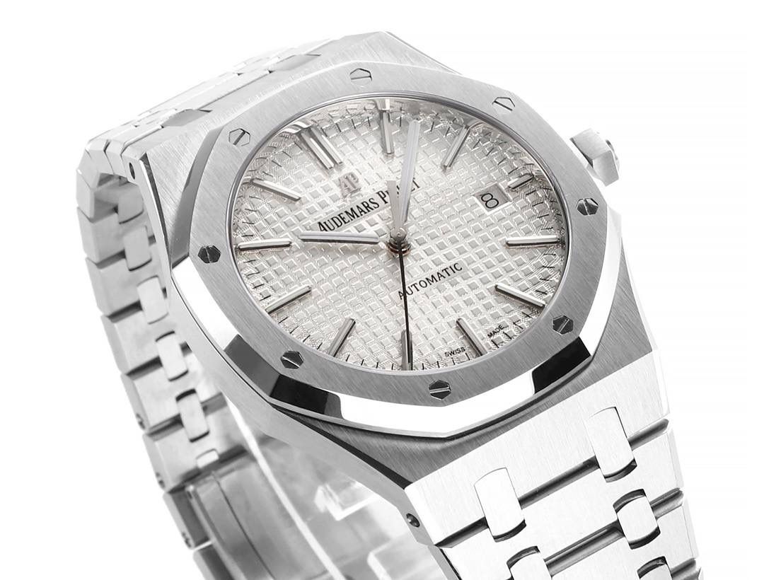 APS一体3120 最强"钢王"壳套特点 1、与原版一致:直径41毫米和厚度 9.8毫米 2、APS版的15400是市面上唯一能与原版各部件互换通用的版本，表壳所有结构位置和装配方式与原版一致 3、表壳表带细腻的拉丝且不会锋利的工艺更突显出APS一直对细节的一丝不苟 4、表带头粒连接表头处与正品一致的活动头粒设计 5、表扣的开关质感与各部位的雕刻工艺均与正品一致 6、APS版的15400兰色字面做工与颜色和正品放在一起几乎毫无色差 7、机芯方面完美复制原装3120机芯，真正的无卡度一体机芯，不再是9015加甲板