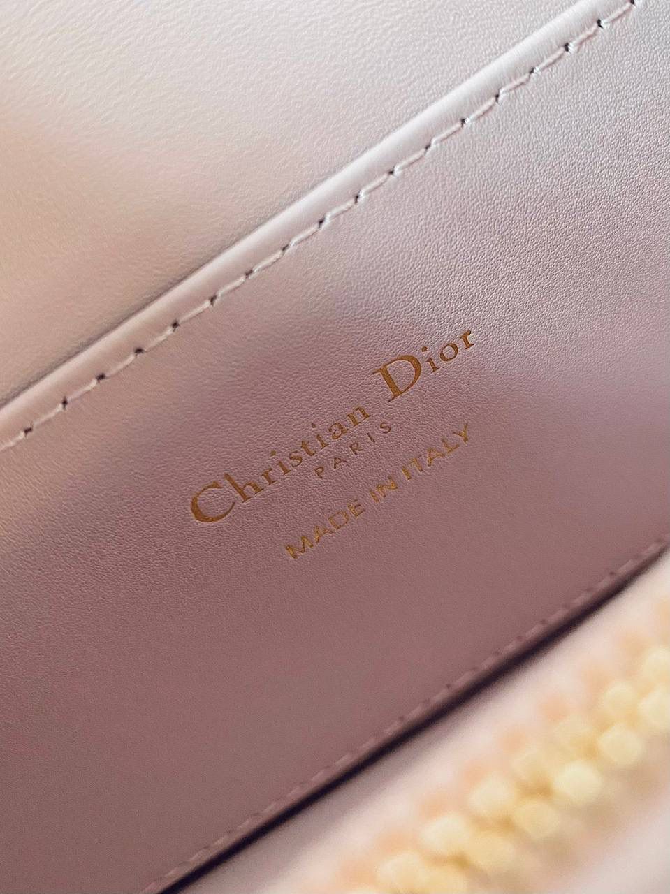 🈶淡粉色 𝐌𝐢𝐬𝐬 𝐃𝐢𝐨𝐫腋下包 哇！实物是超预期的 从五金到皮质都非常奢华，很好看 牛皮的材质有型又耐久， 立体的字母手感彰显个性！ 空间，日常通勤或约会都很不错哦 大小刚好，腋下背气质又时髦 22×11×6cm #3410m