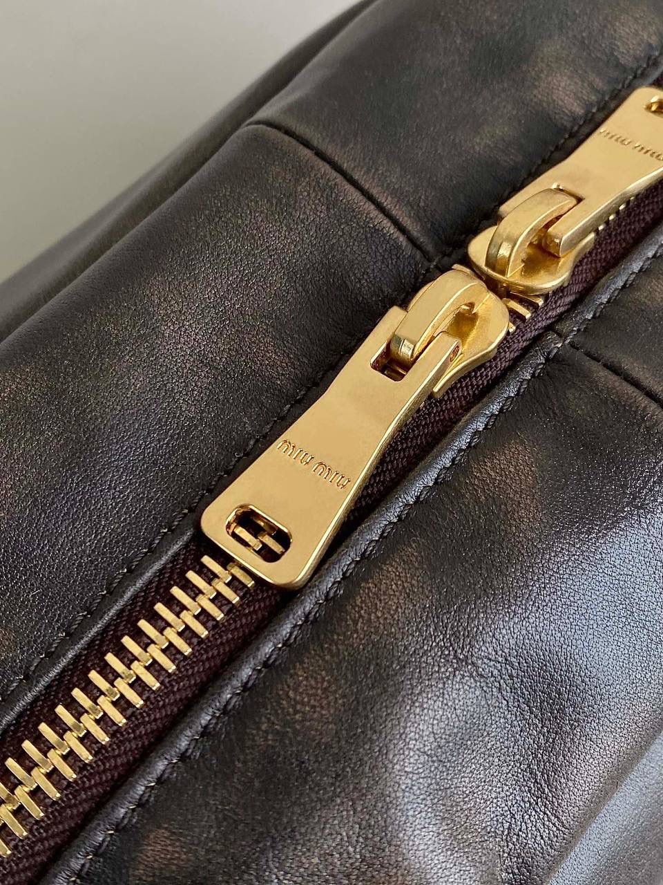 🈶复古做旧色 𝗠𝗶𝘂𝗠𝗶𝘂公文包 | 无肩带 这只经典必做的，做旧系列每只都火 目前还没新出有配肩带，喜爱程度丝毫不减 做旧的棕色皮质花纹，像掉漆效果 软而不塌的包型，复古又时髦有腔调 近两年miu水涨船高，爆款制造机 出什么火什么，杀疯了已经，都去冲 一整个甜酷少女感路线，赢麻了！！ 23×34×10cm，#F0020m