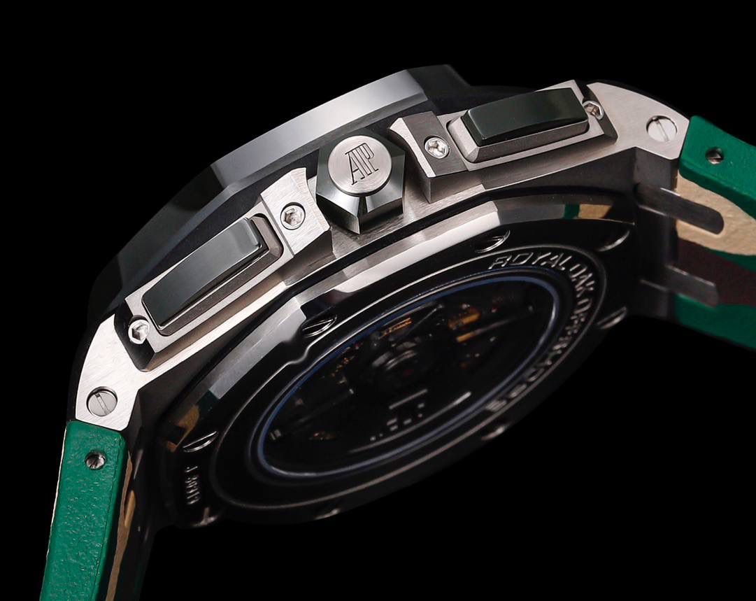 🚀皇家橡树离岸型26400/26238/26470系列正式登场！款式最全，做工最好的爱彼计时款腕表来了，有做工好的顶级货😍💯廉价的小厂货就别去考虑了！ 1，机芯采用12位小秒的定制版3126计时机芯，完美还原原版所有功能。经过精密打磨，大大加强了其稳定性。 2，其中碳纤维系列表壳采用全新碳纤维复合材料——「Carbon TPT® B.4」打造，这种高科技材料比常规 Carbon TPT® 密度提高4%，纤维硬度提升15%，树脂强度提升30%，材料结构经过各项异性优化，保持轻盈同时无比坚韧，提供迄今最强的抗冲击性能。 3，字面颜色均采用目前最先进电镀技术，非几年前的简单喷漆技术。每一个巧克力格纹装饰，通过CNC级别打磨，无限接近原版。 4，同步原版搭载微微活动头粒，胶带采用进口氟橡胶材质，皮带采用美洲鳄鱼皮材质，更加耐磨耐造。