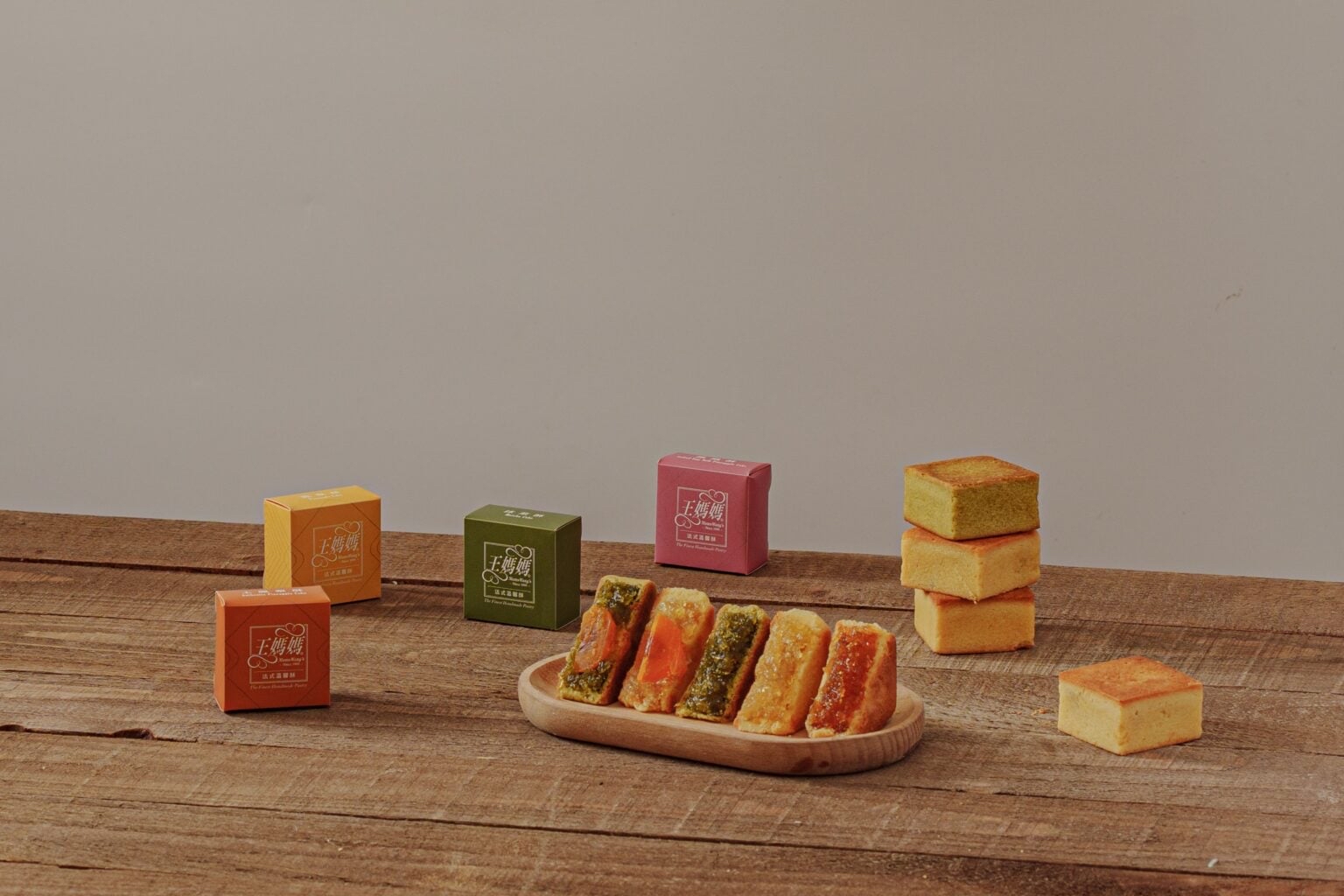 台灣直送 超人氣手工製作王媽媽鳳梨酥 三色手提禮盒（鳳梨、鳳凰、土鳳梨）