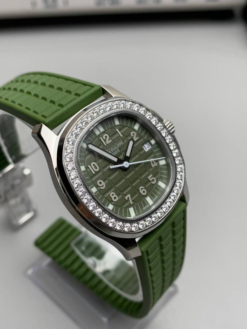 百达翡丽 5067A 手雷 石英女表 ——PPF继续购入原装PP--5067A腕表，独立拆解开模。完美还原PATEK PHILIPPE--5067A全系列石英腕表，带来全网最佳的复刻产品和极致体验。 【表带 扣】 1.采用与原装一致的天然复合橡胶（Tropical）材质，经久耐磨，可抵抗海水侵蚀和紫外线辐射。 2.完美克隆Aquanaut最新表扣，即使在非常细小的拐角处上也做有倒角润饰，确保还原正品般的舒适感。 【表壳】 1.腕表尺寸35.6X7.7mm 圆润的八角形表壳与原装一致，保持着复古的造型和精湛的打磨。 2.旋入式把头设计和实心底盖吻合与原版 3.表圈镶嵌46颗顶级施华洛世奇水晶（共计1克拉） 【机芯】 瑞士石英机芯改PPCal.E23-250芯。走时稳定，续航持久，性价比超高。