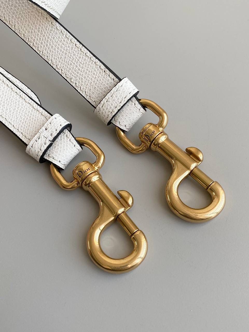 🈶掌纹白大号（配肩带） 𝗖𝗗 𝗦𝗮𝗱𝗱𝗹𝗲 经典马鞍包 王者中的王者，地位不可撼动 席卷了整个时尚圈今年依旧火爆啊 这次新发售款推出自配备的细长肩带了！ 重点还是可拆卸可调节长度，爱惨！ 终于！不用再花钱去配搭，更是省下一笔 怎么能不冲！也再次把热度推向巅峰 大号：24×6×18cm，#8006m ⚠️肩带最长103cm，最短88.5cm 小号：17x5x15cm