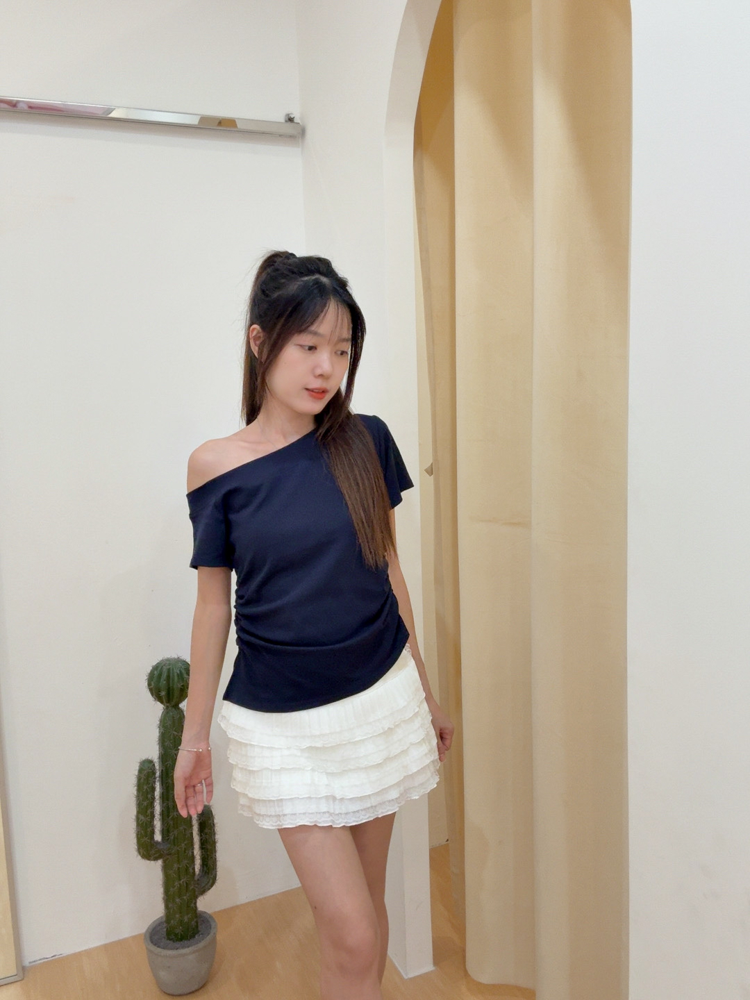 斜肩褶皱侧开叉修身上衣 R2716