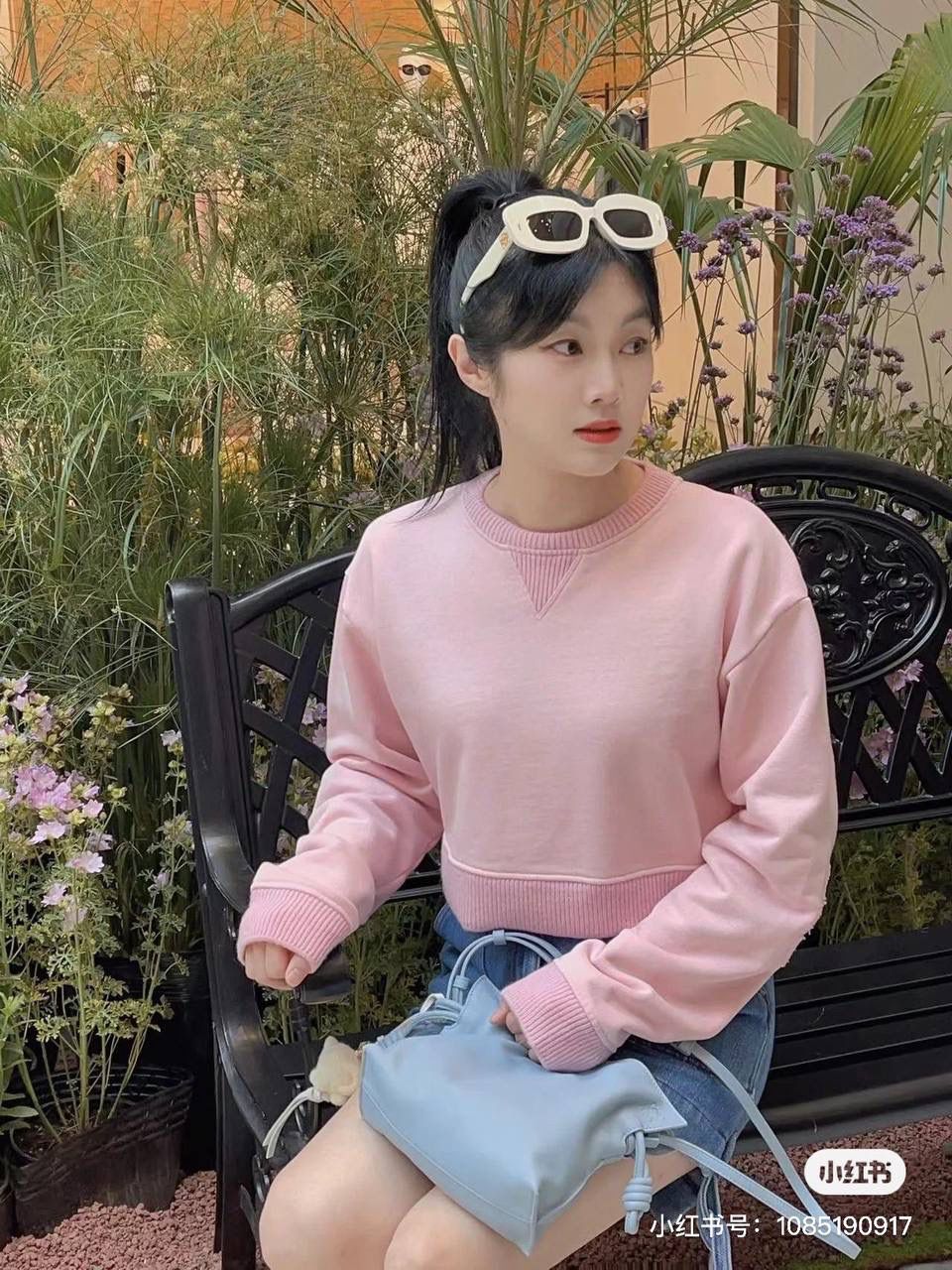 Flamenco clutch-NEW ✦迷你✦ 尺寸：𝟐𝟐.𝟓-𝟏𝟖-𝟗𝐜𝐦 型号：052030灰蓝色 ❤️mini flamenco clutch bag 可手拿亦可优雅斜挎 云朵般温暖亦轻盈的造型如此简单，💯耐看💯不会out的款式！ ❤️包袋采用进口小牛皮，手感如羊皮般细腻柔软，却比羊皮更加结实耐用，麂皮内衬 ❤️品牌标志性绳结设计，收紧袋口就是小福袋造型，超Q，看着不大实际超会装😇