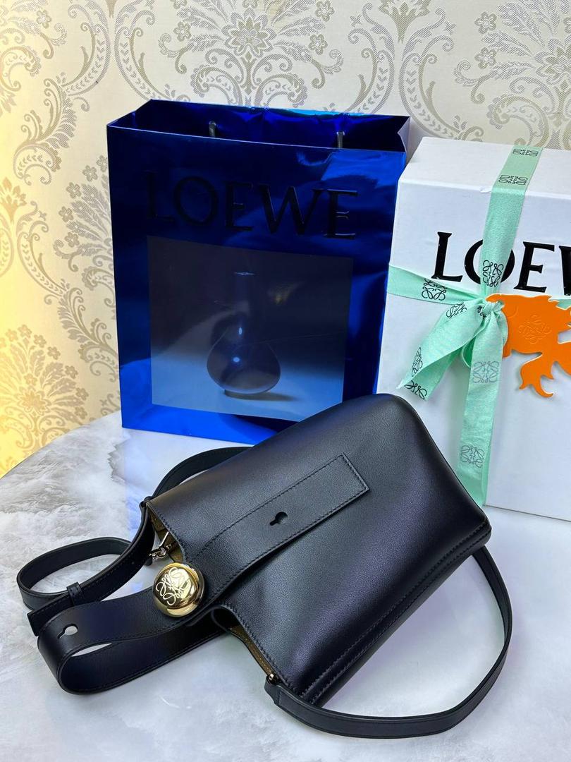 ♥️𝙈𝙞𝙣𝙞 𝙋𝙚𝙗𝙗𝙡𝙚 𝘽𝙪𝙘𝙠𝙚𝙩 ——【黑色平纹】 尺寸：𝟏𝟔-𝟏𝟔-𝟗.𝟓𝐜𝐦 编码：062339 【配全套礼盒】 🎈标志性Anagram鹅卵石点缀，配以纯粹简约线条以及瞩目设计风格，诠释全新𝙋𝙚𝙗𝙗𝙡𝙚手袋👜 🎈自带一根🉑拆卸🉑调节的肩带，一包多背，多样化风格，秀场大放异彩😀内里容量超大，日常实用性强👌 🎈配全套专柜礼盒🎁，给你满满的仪式感👀